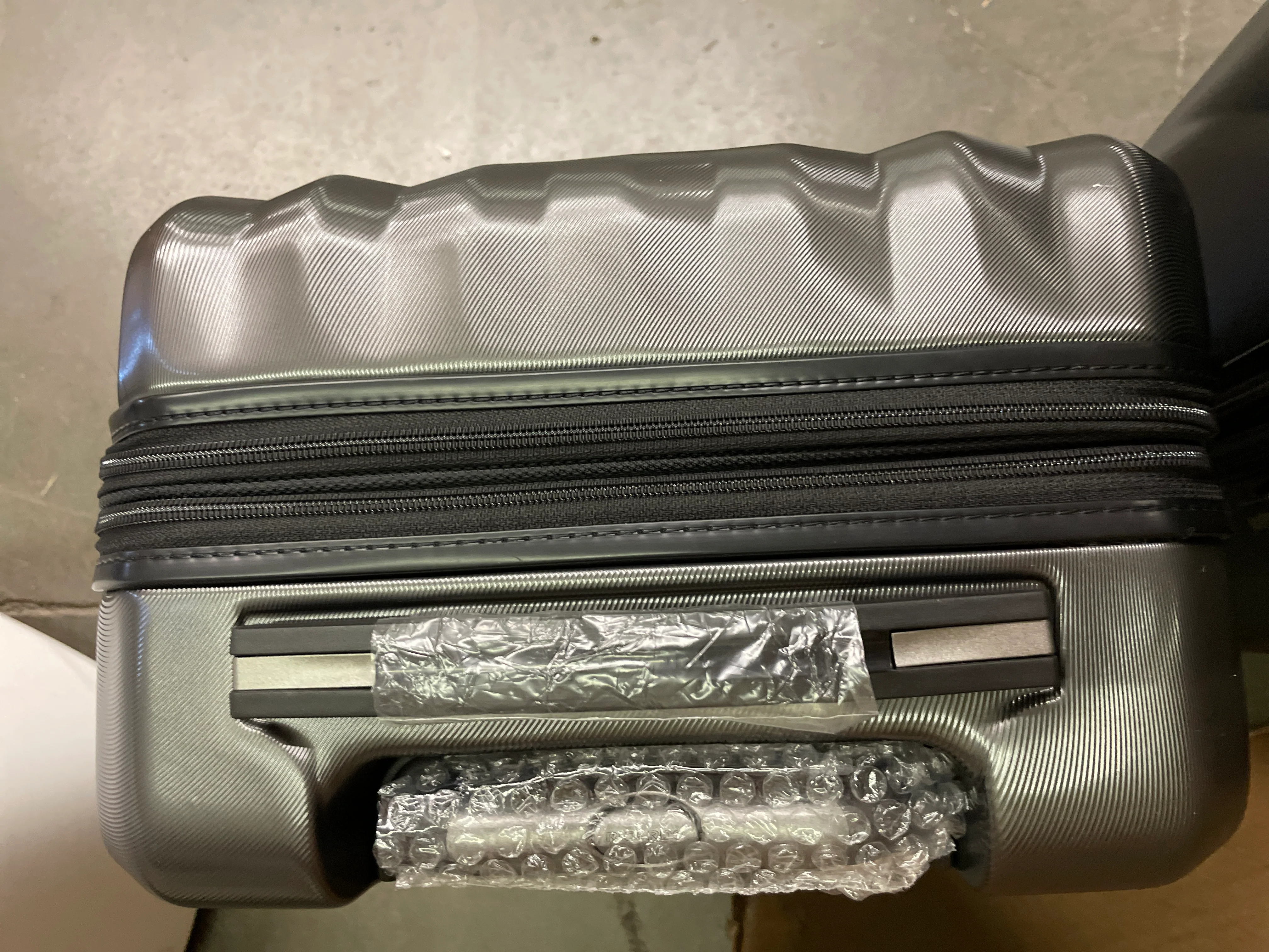 NEW - Costco - Ricardo 2-piece Hardside Luggage Set - Retail $164 - Image 4