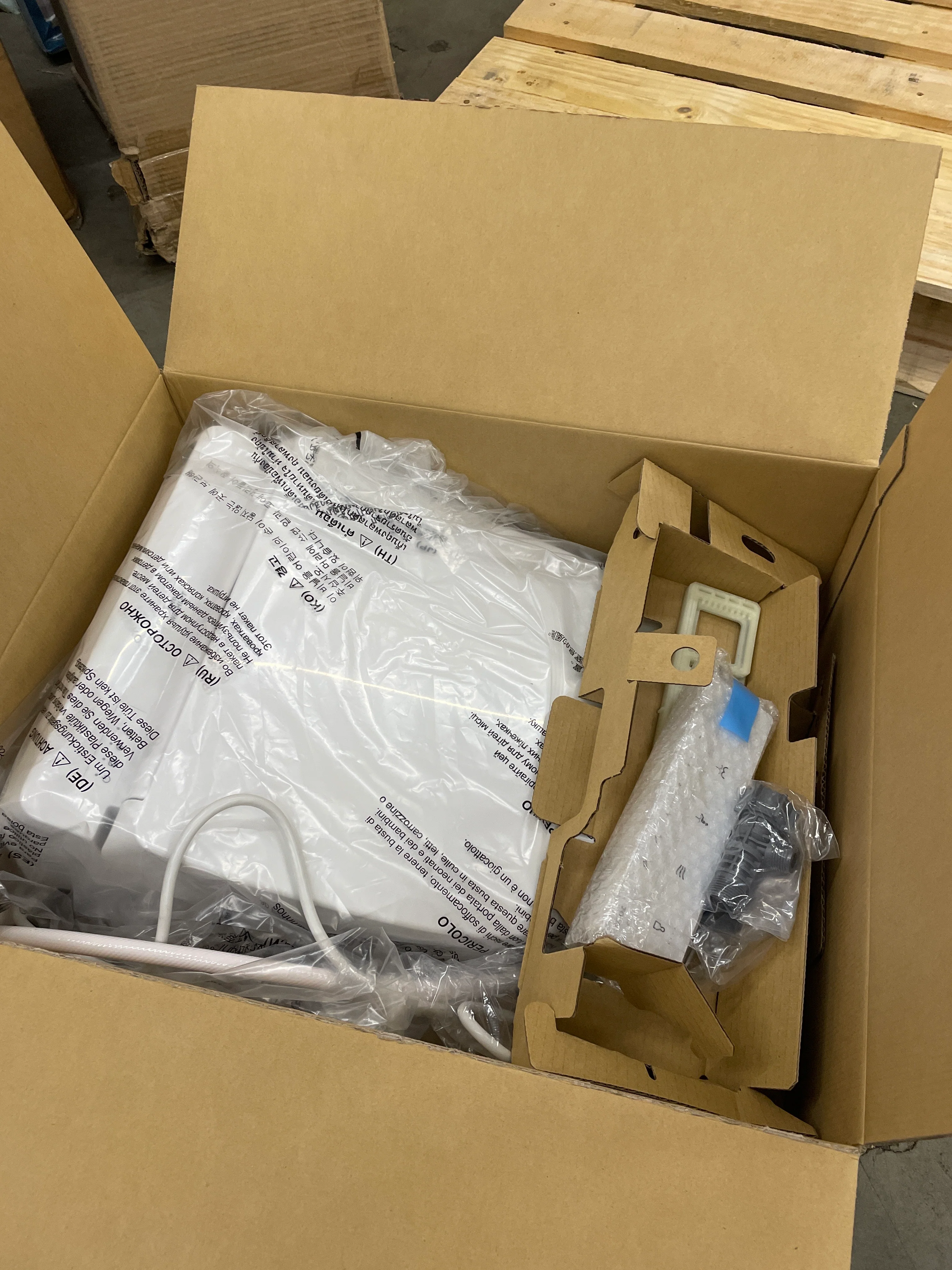 NEW - TOTO Washlet Elongated Bidet Seat with SoftClose Lid - Image 4