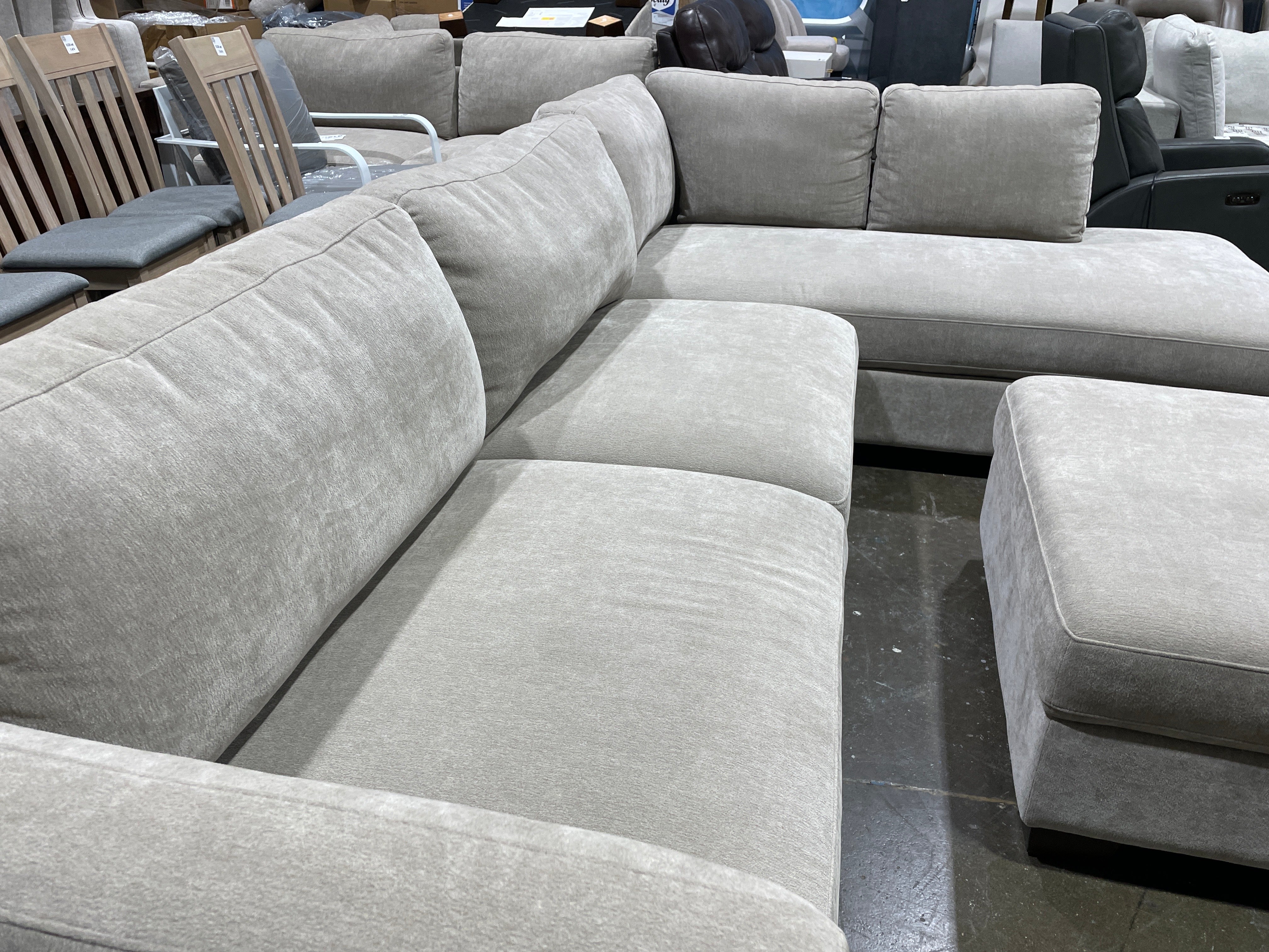 Thomasville Walsen Sectional with Storage Ottoman - Image 11