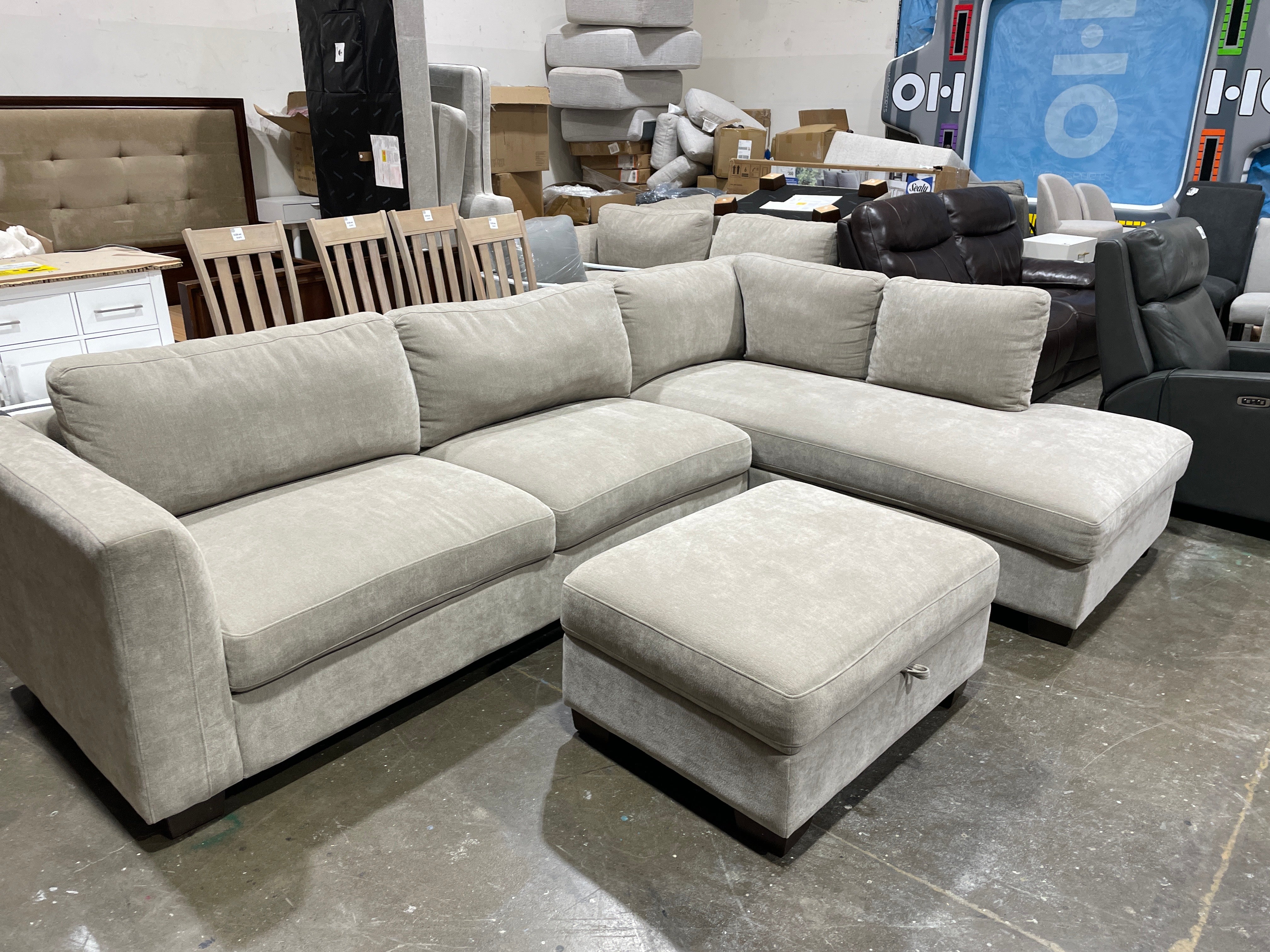Thomasville Walsen Sectional with Storage Ottoman - Image 7