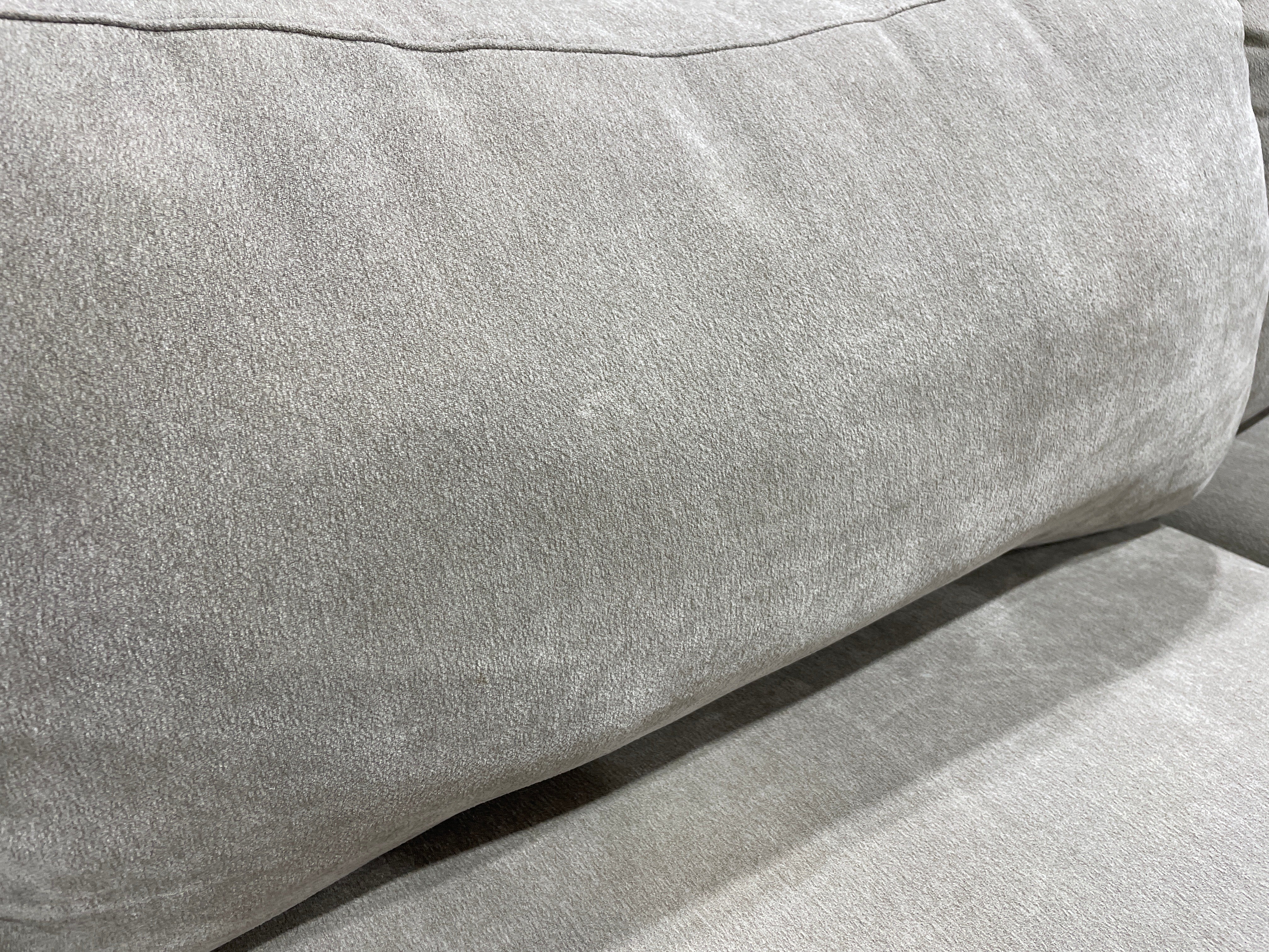 Thomasville Walsen Sectional with Storage Ottoman - Image 8