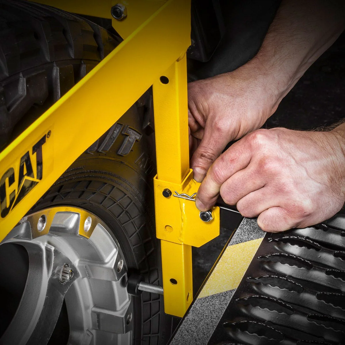 NEW - CAT 350 lb. Deluxe Truck and SUV Tire Service Step - Image 6