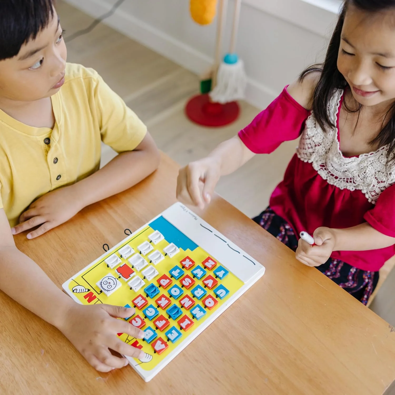 Melissa & Doug Flip to Win Travel Hangman Game - White Board, Dry-Erase Marker - Image 5
