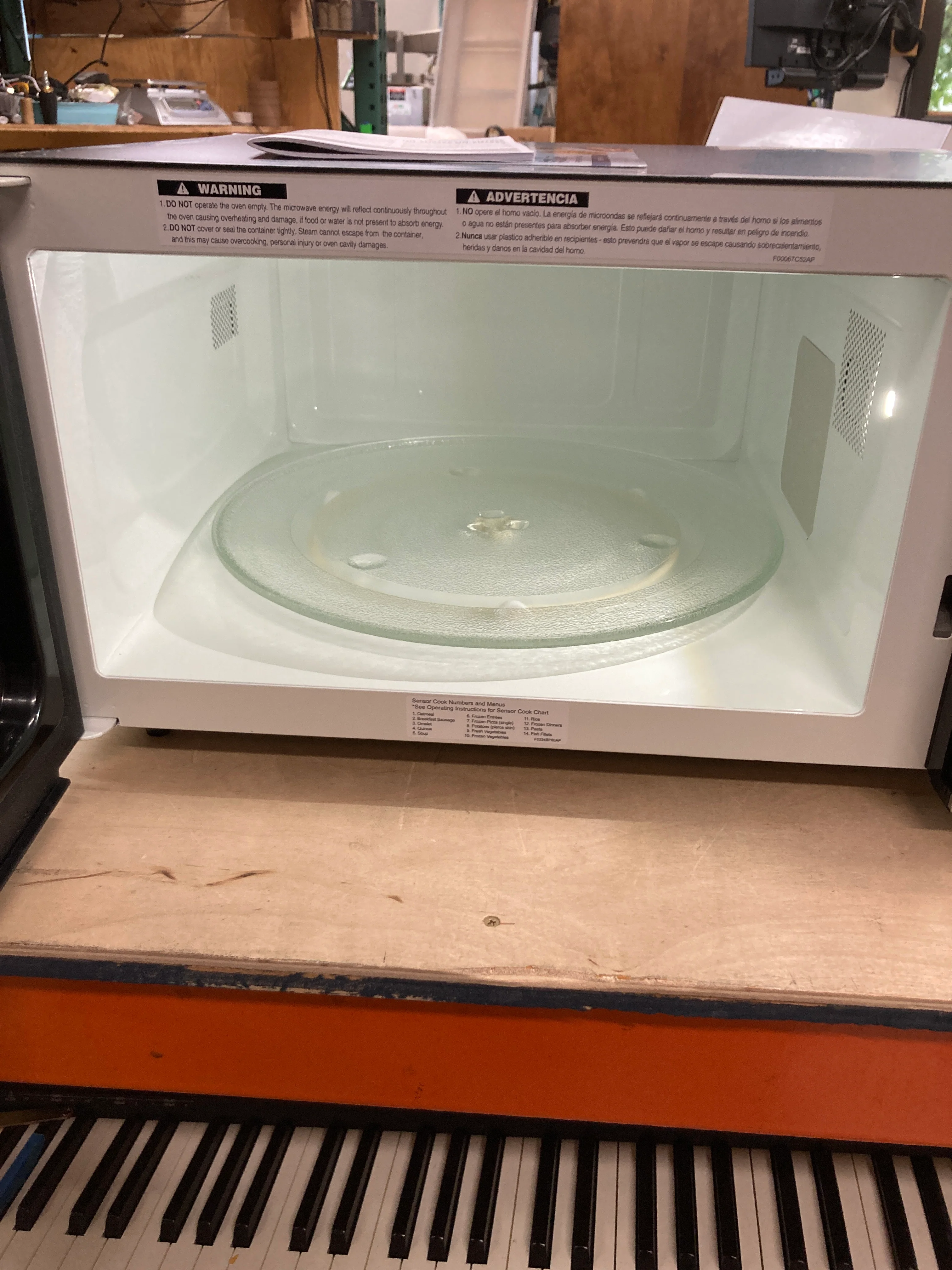 Panasonic 1.6CuFt Countertop Microwave with Genius Inverter Technology, NN-SN755S - Retail $179 - Image 2