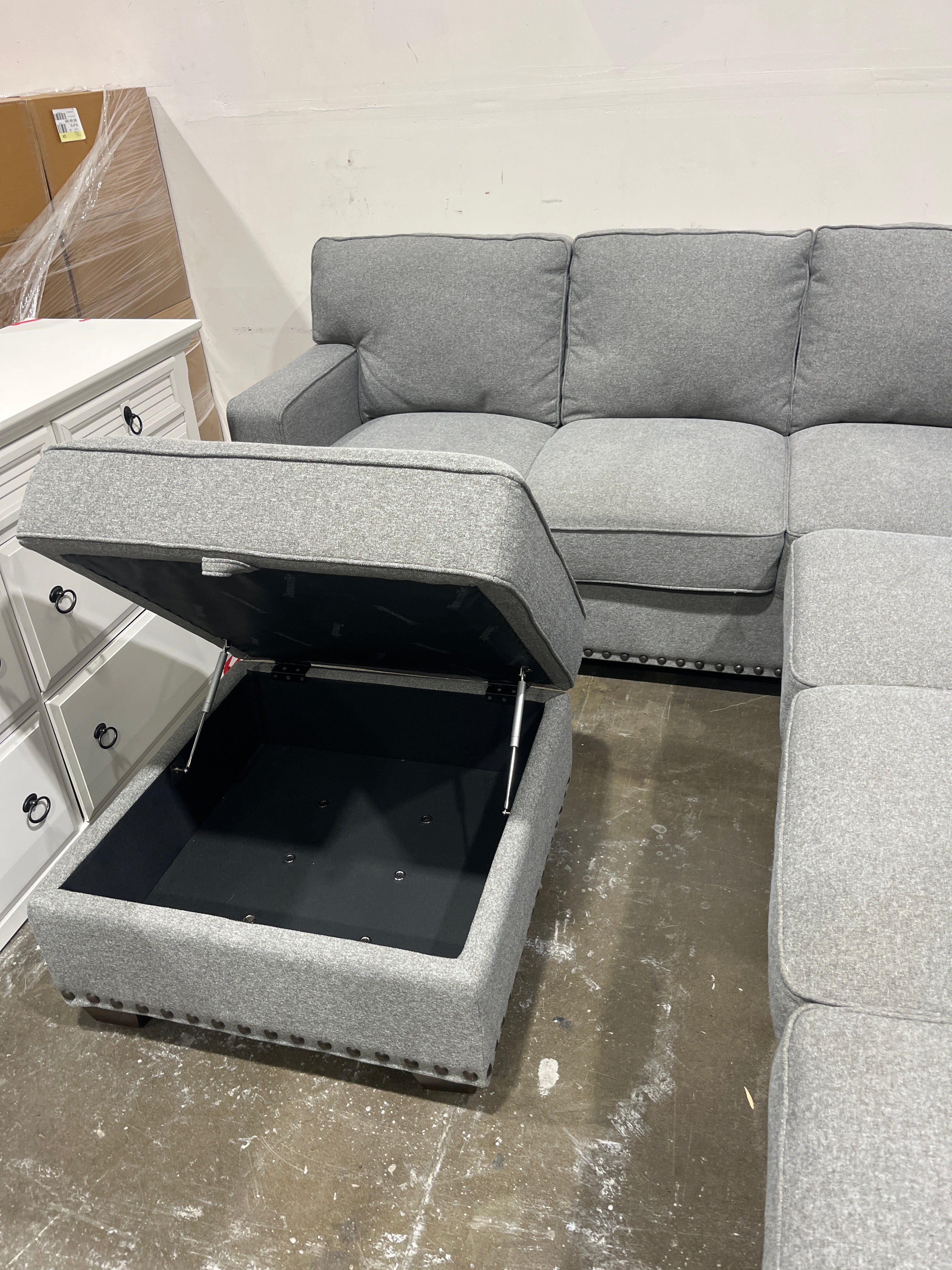 Thomasville Emilee Fabric Sectional with Storage Ottoman - Image 8