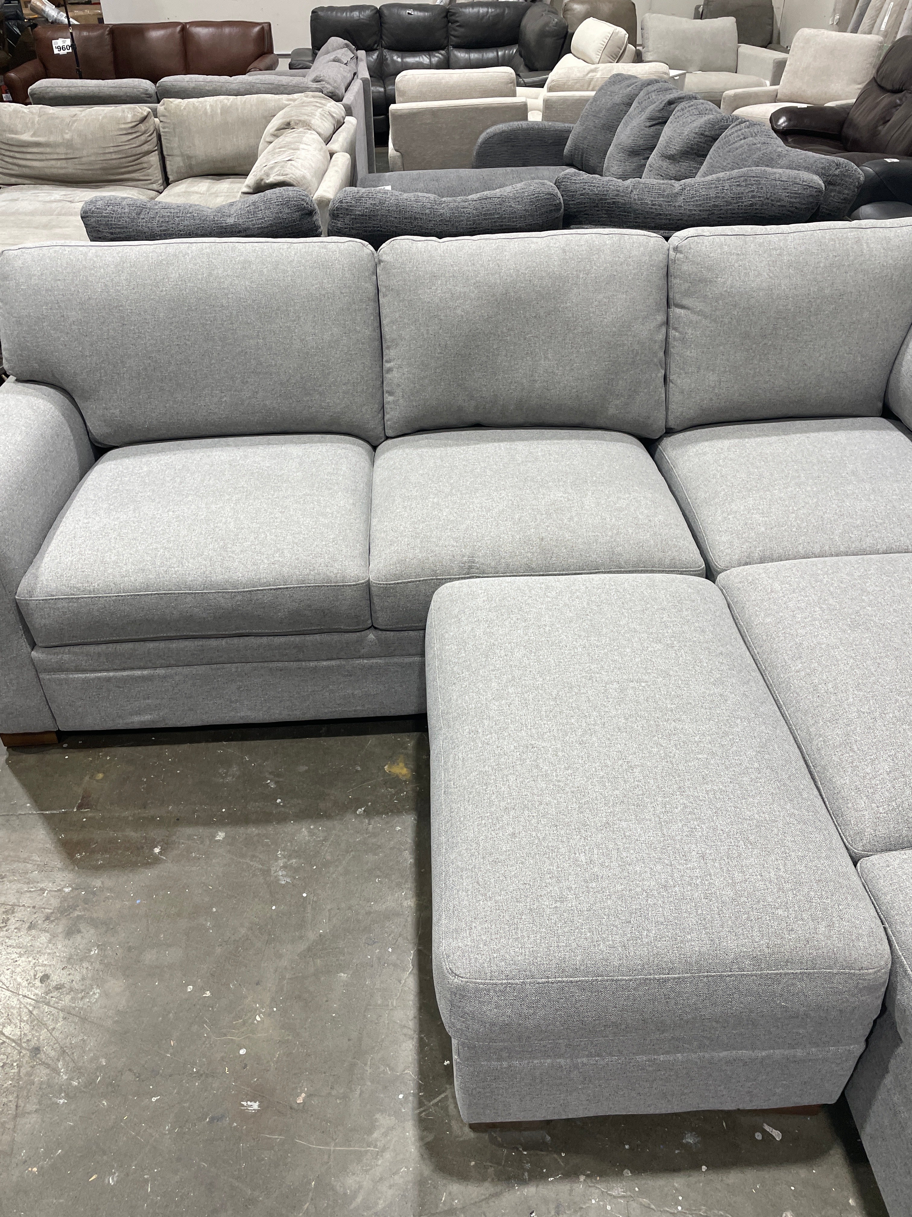 Thomasville Langdon Fabric Sectional with Storage Ottoman - Image 7