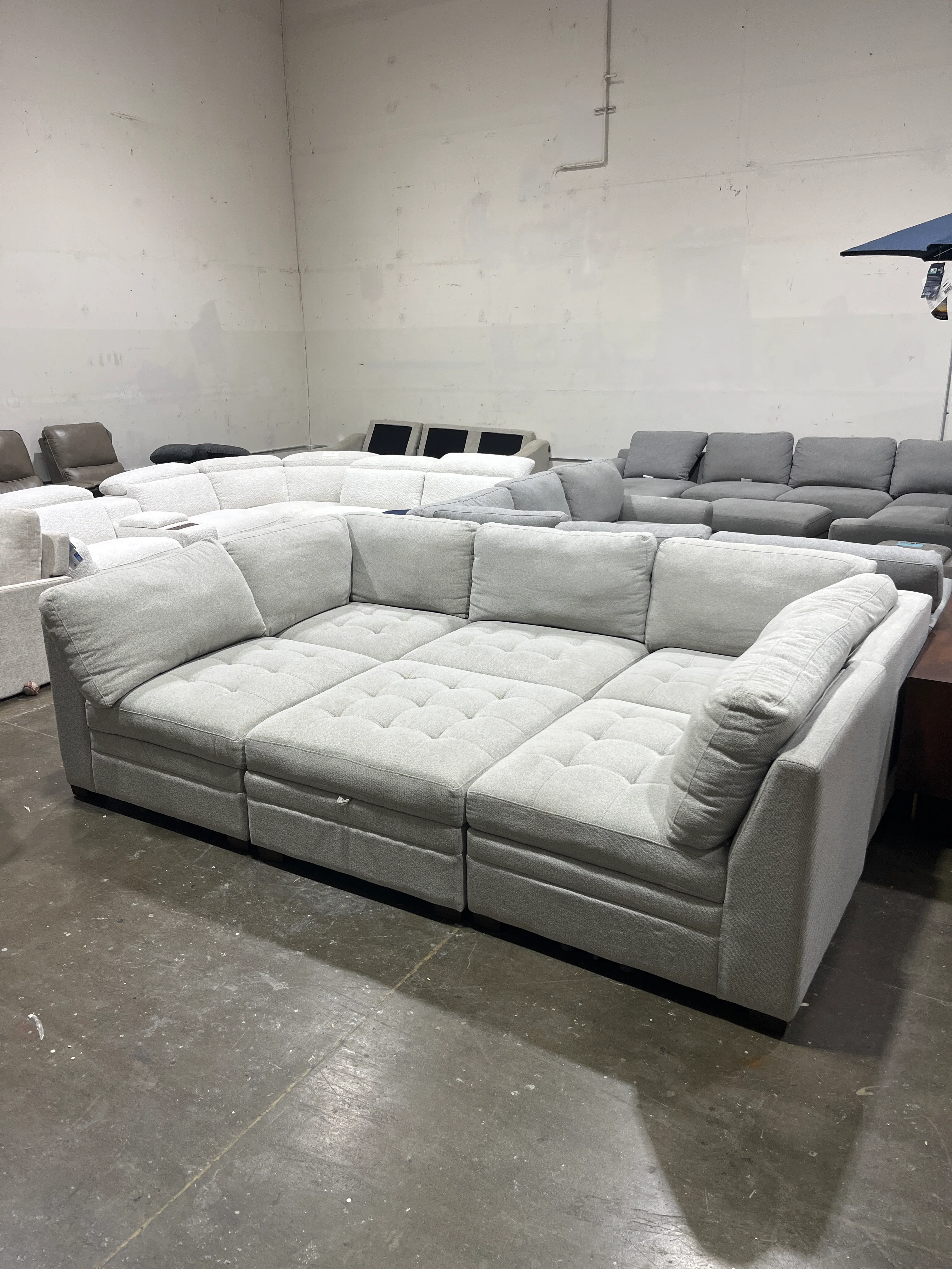 Thomasville Tisdale Modular Sectional 6-piece Boucle with Storage Ottoman - Image 5
