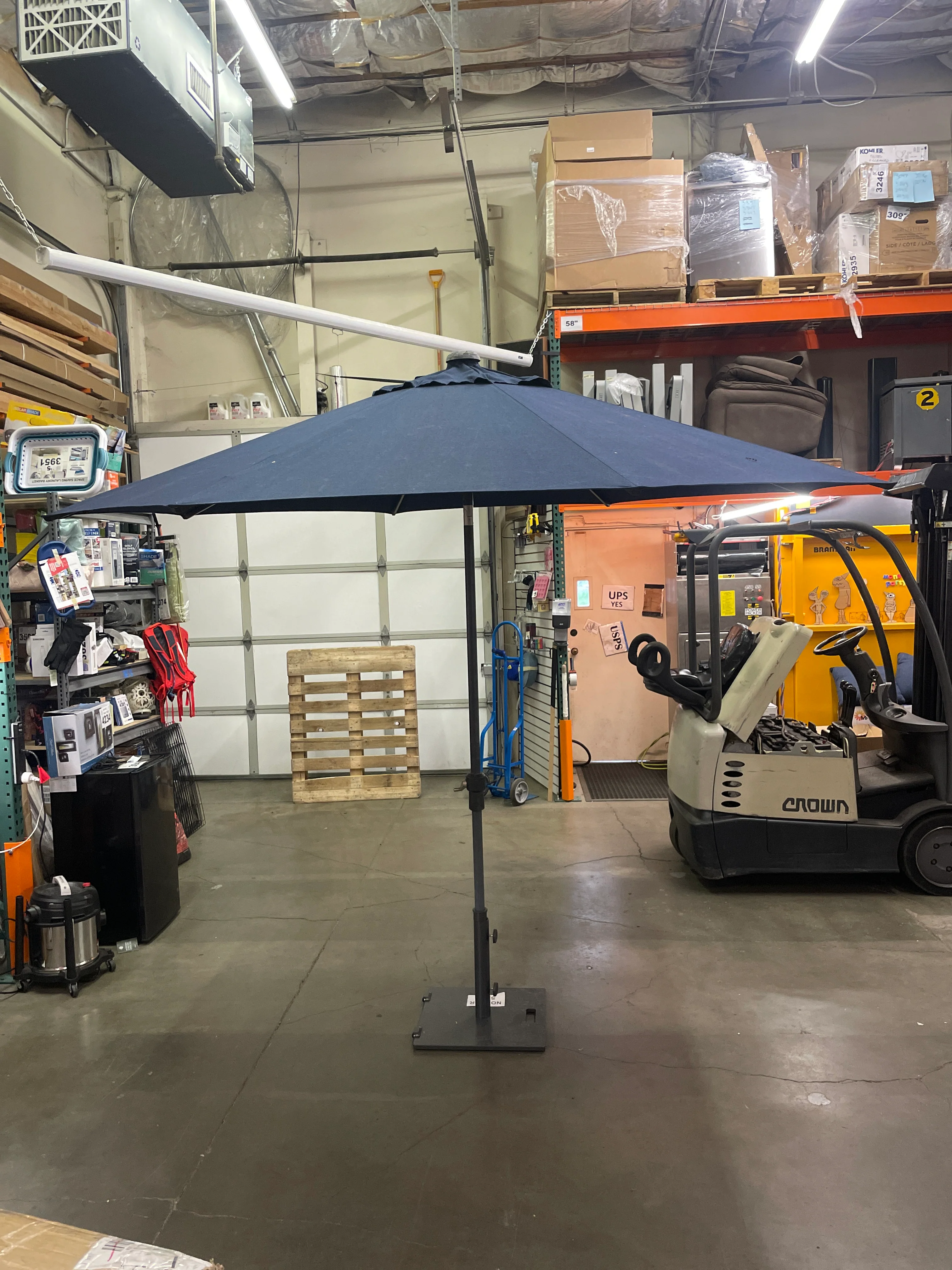 Sunvilla 10' Round Solar LED Market Umbrella - Retail $164 - Image 6