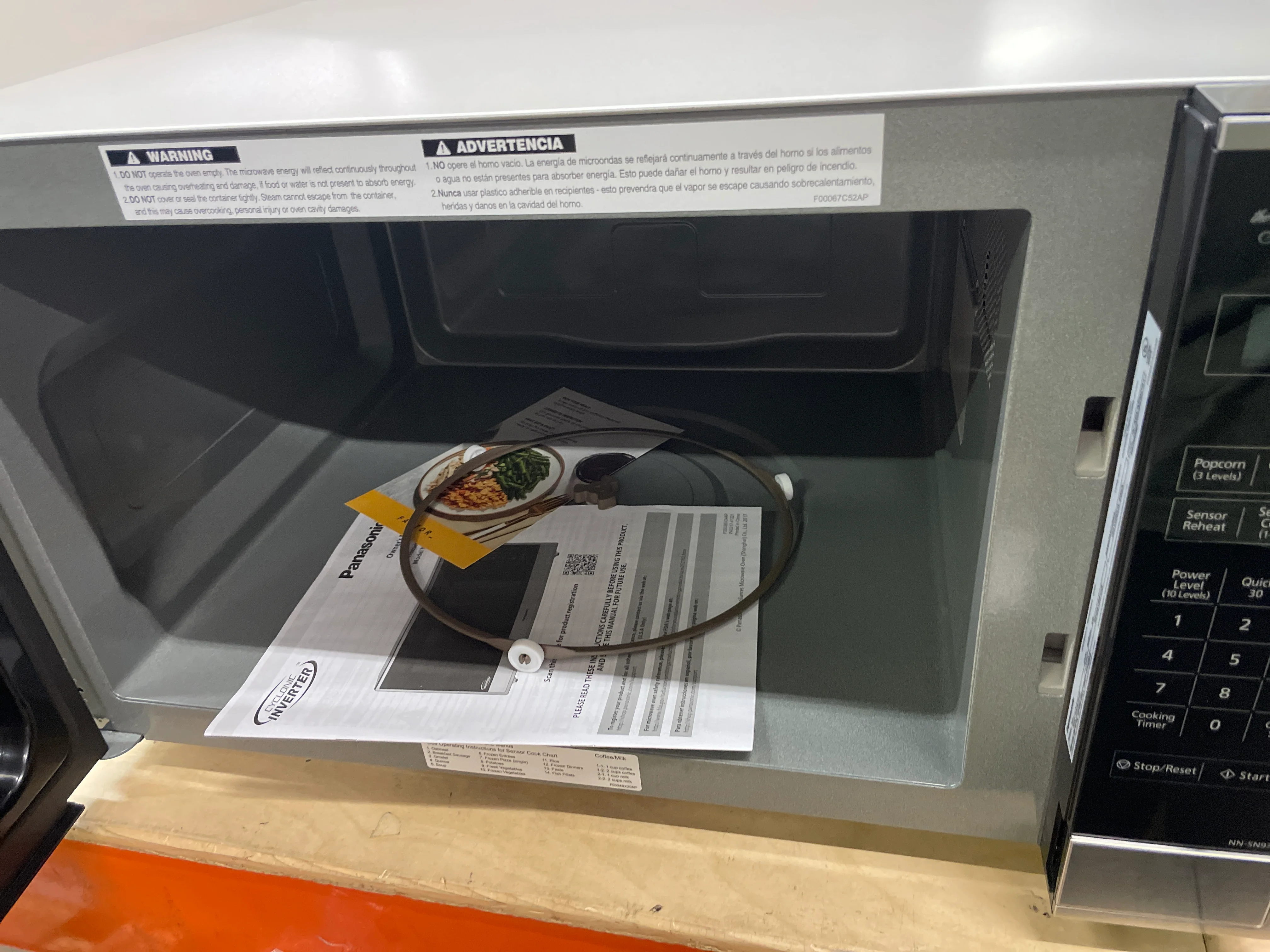 NEW - Panasonic Family Size 2.2CuFt Countertop Microwave Oven with Cyclonic Inverter Technology NN-SN97HS - Image 6