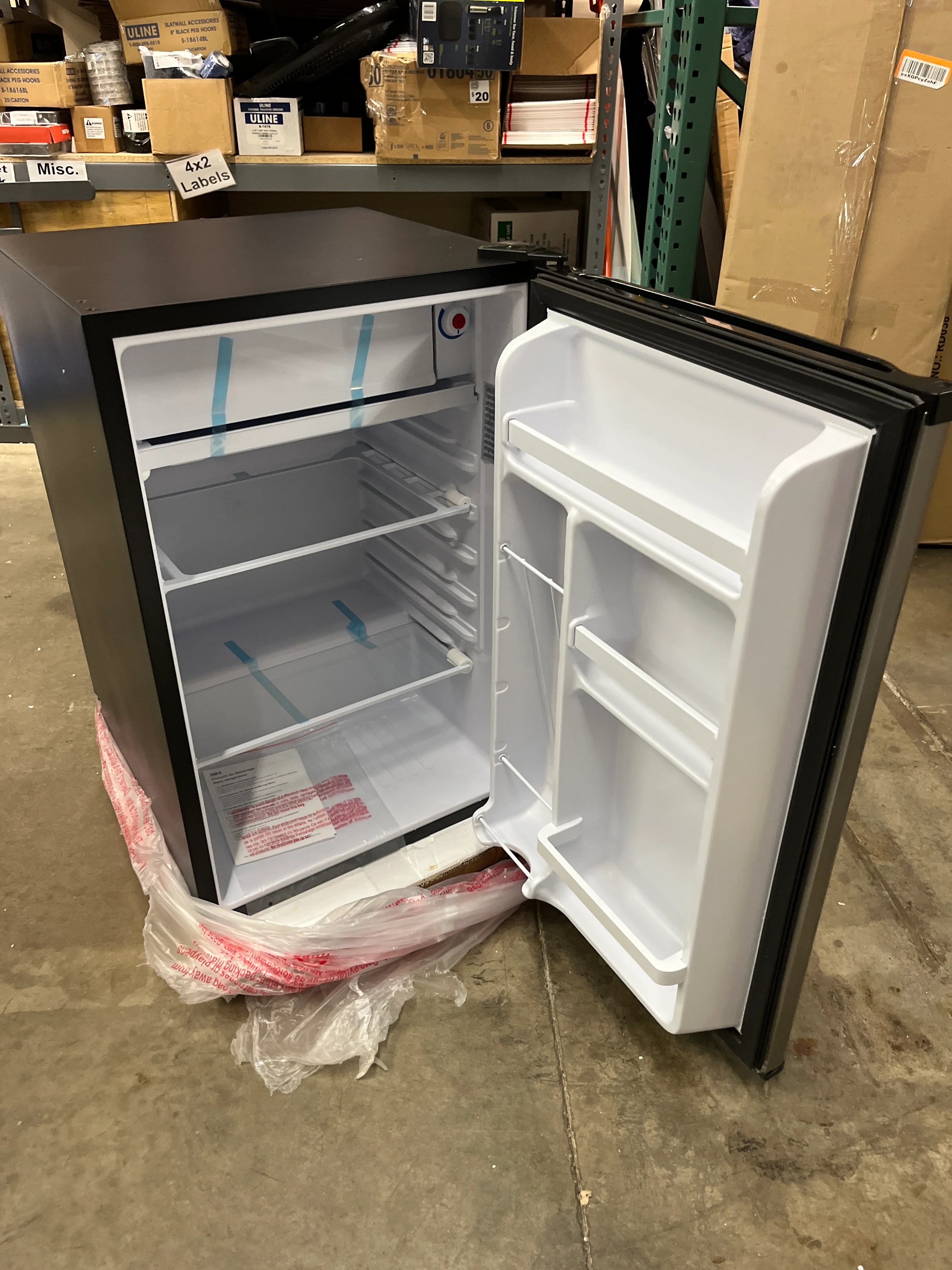 NEW w/ tiny dmg - RCA 465 RFR441/RFR465 RFR441 Compact Fridge, 4.5 Cubic Feet, Stainless Steel - Retail $332 - Image 5