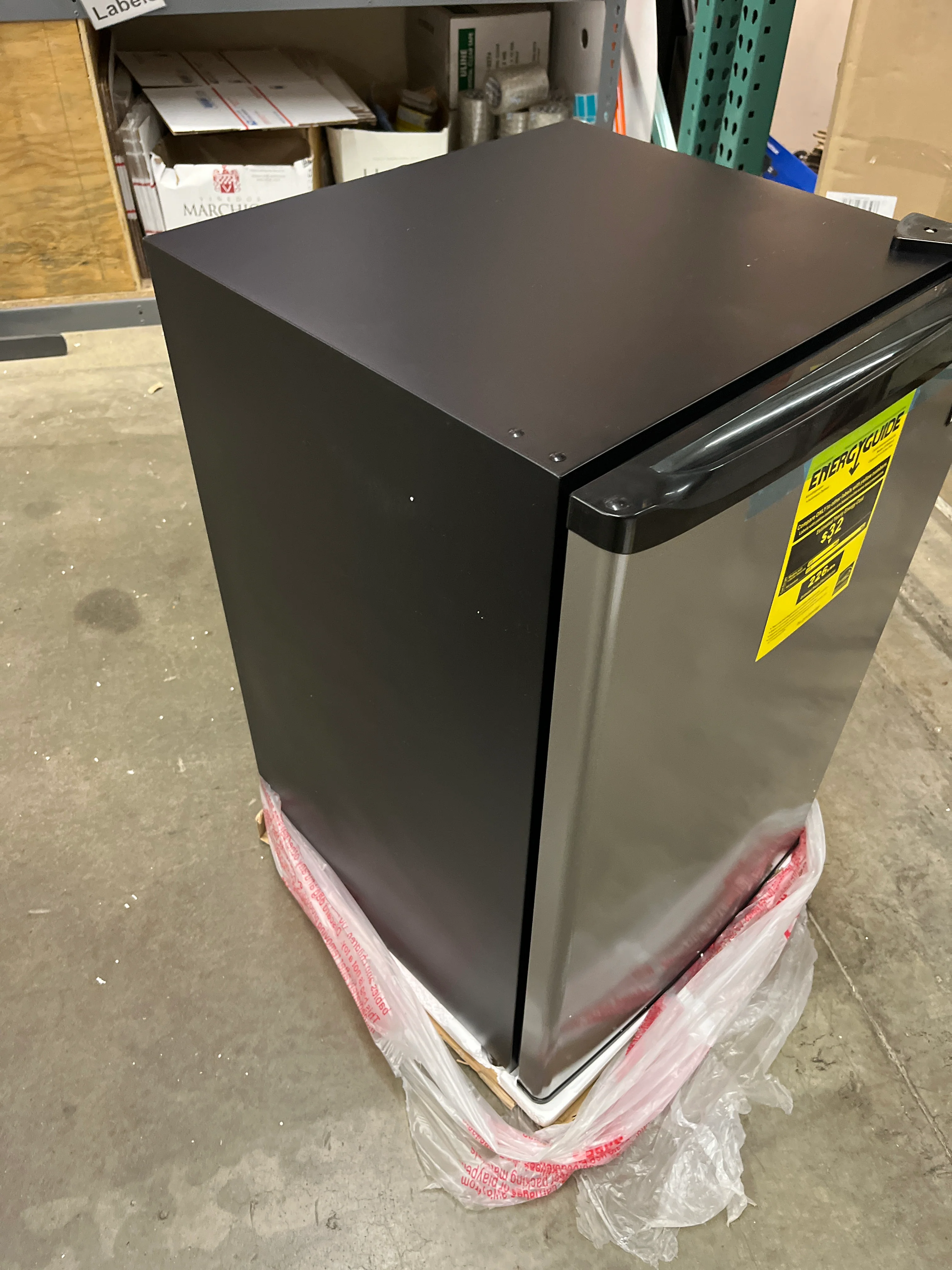 NEW w/ tiny dmg - RCA 465 RFR441/RFR465 RFR441 Compact Fridge, 4.5 Cubic Feet, Stainless Steel - Retail $332 - Image 7