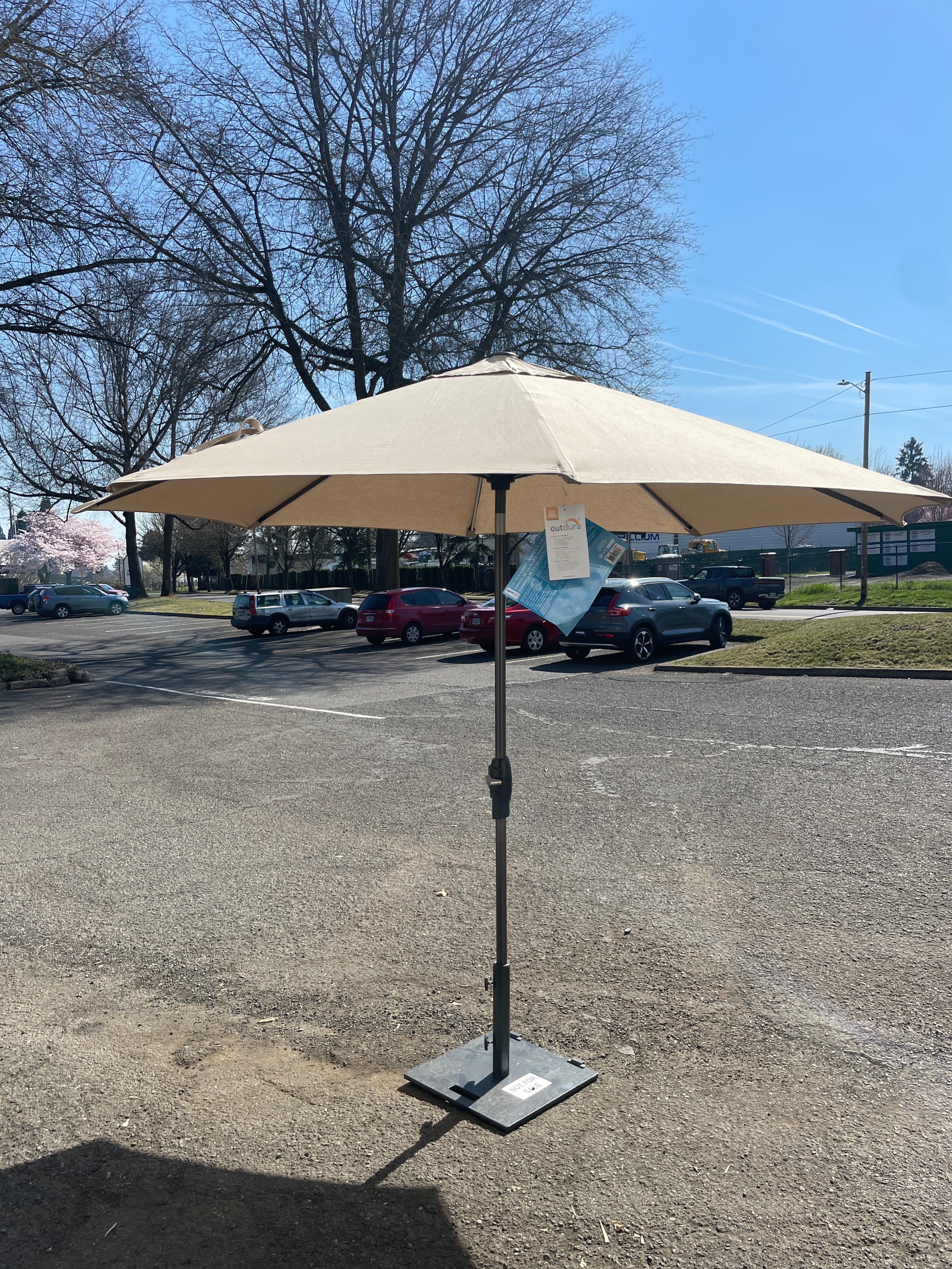 Sunvilla 10' Round Solar LED Market Umbrella - Retail $164 - Image 4