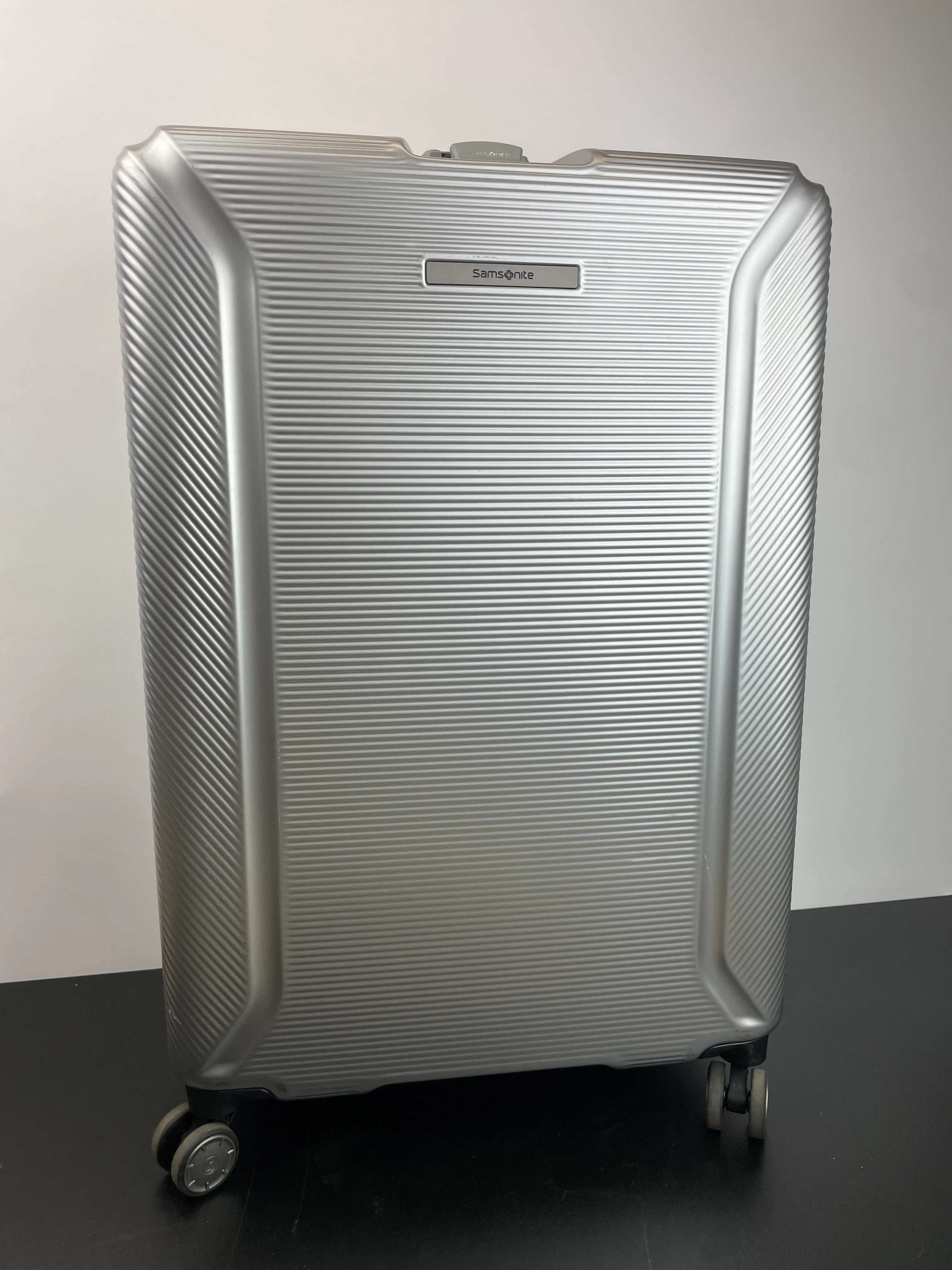 Samsonite Element XLT Luggage 2 Piece Set Silver - Retail $199 - Image 4