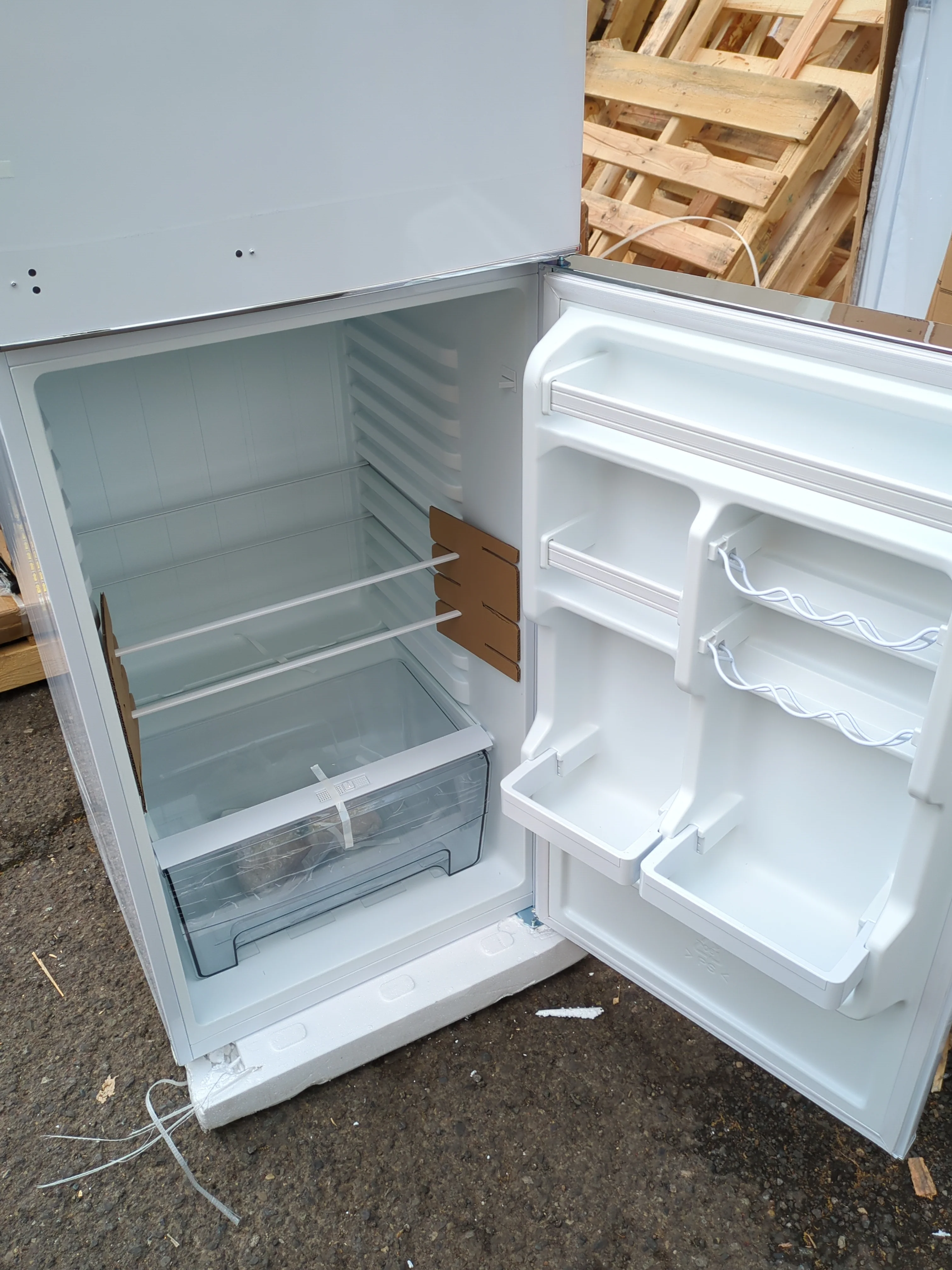 NEW - Galanz GLR10TWEEFR Retro Refrigerator with Top Freezer Frost Free, Dual Door Fridge, Adjustable Electrical Thermostat Control, 10 cu ft, White - Retail $796 - Image 3