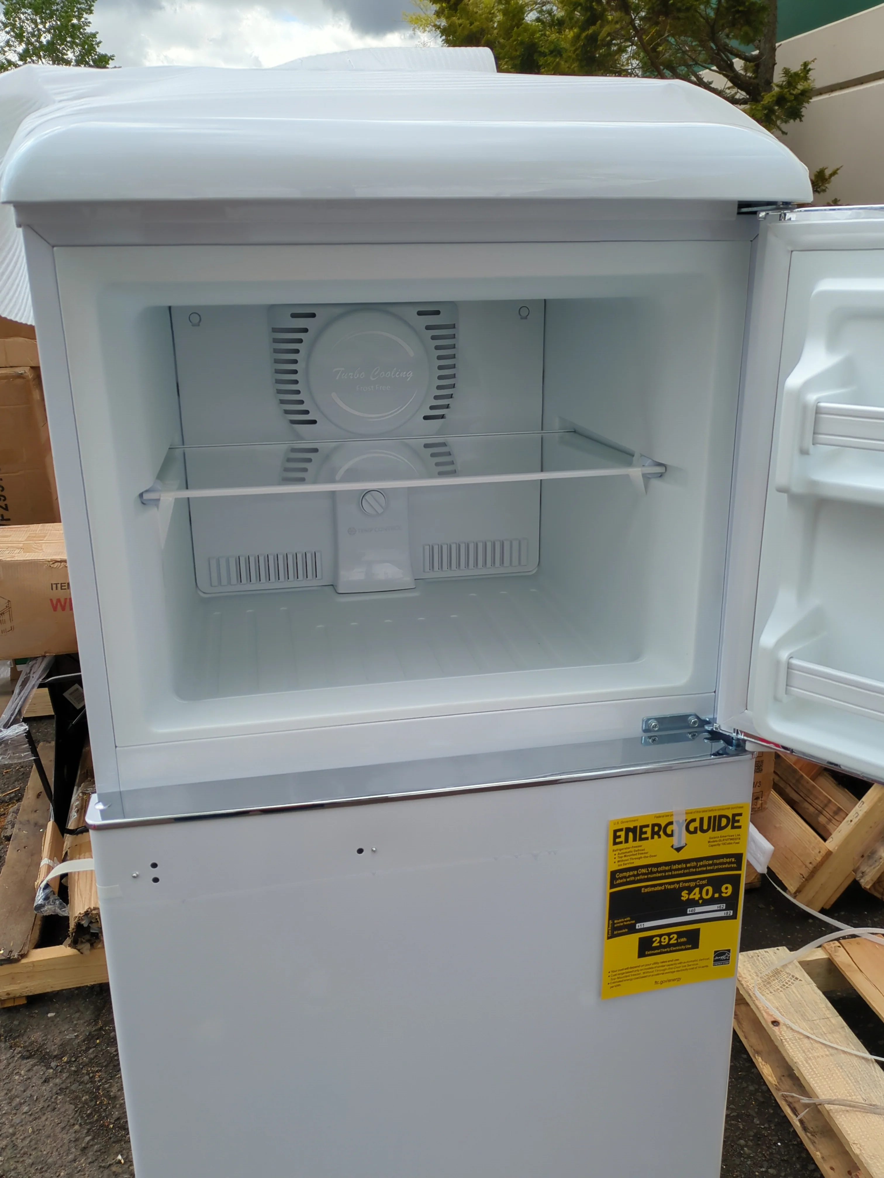 NEW - Galanz GLR10TWEEFR Retro Refrigerator with Top Freezer Frost Free, Dual Door Fridge, Adjustable Electrical Thermostat Control, 10 cu ft, White - Retail $796 - Image 6