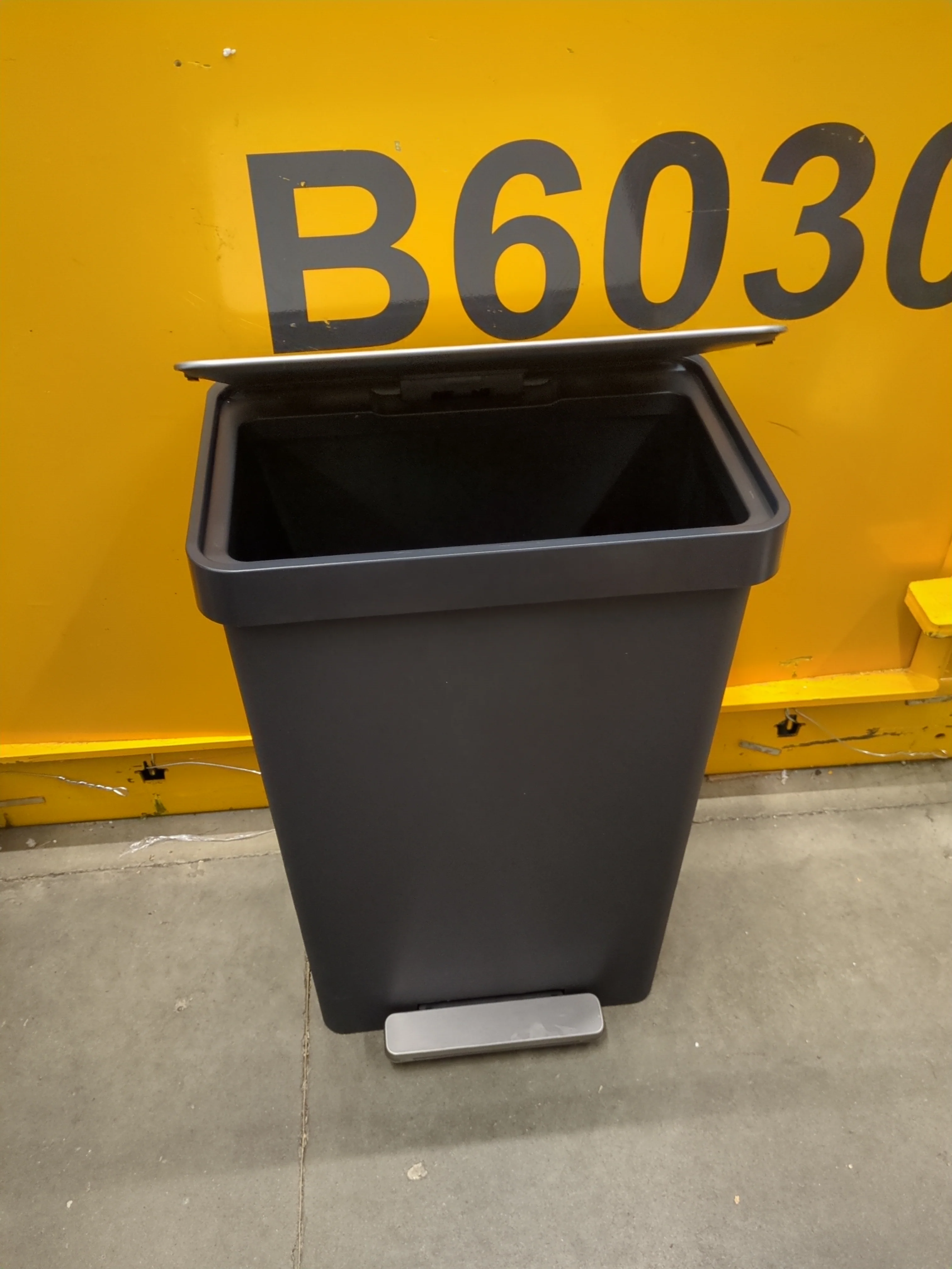 NEW - Kohler 49L Composite Step Trash Can - Retail $59 - Image 3