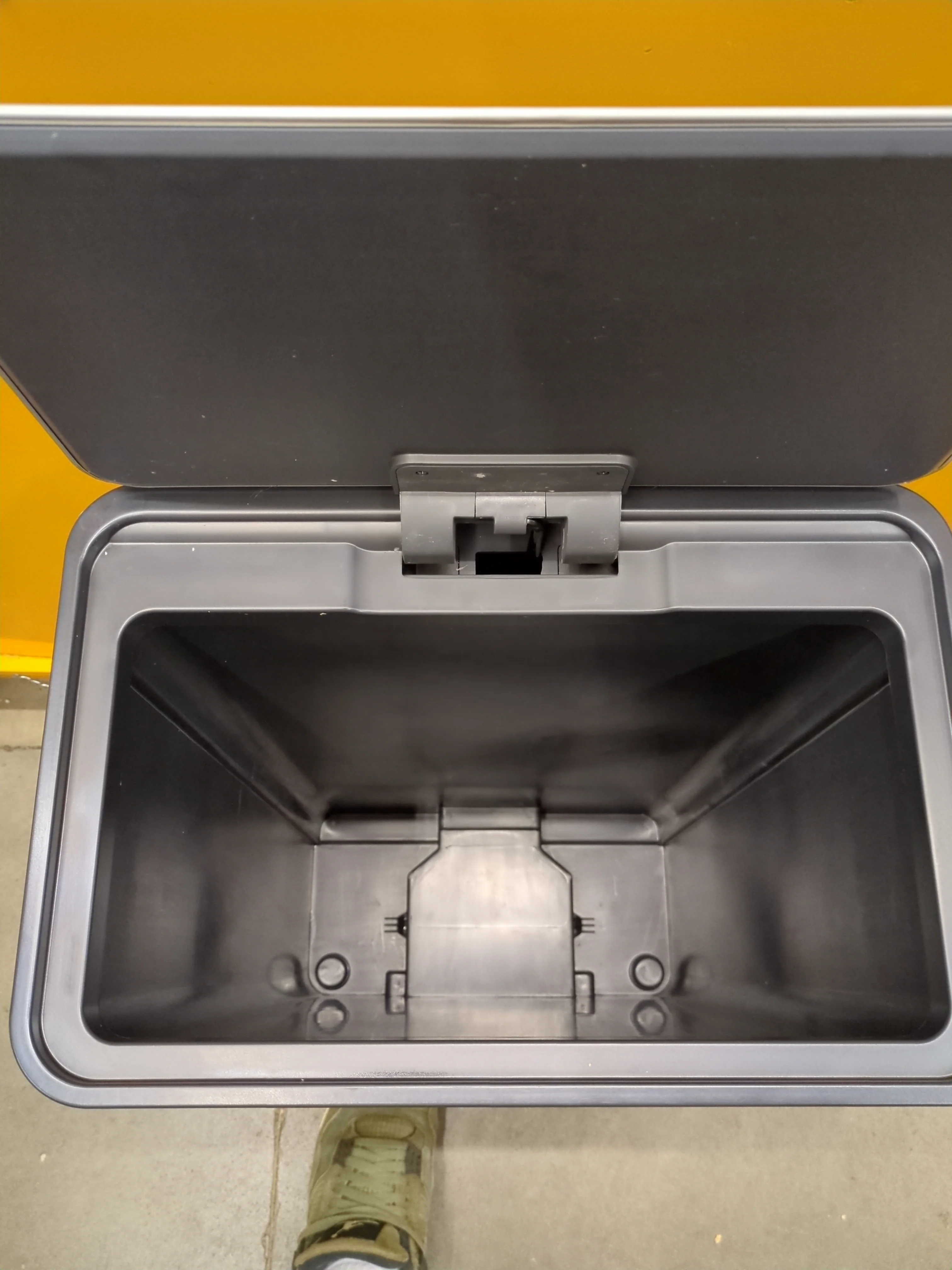 NEW - Kohler 49L Composite Step Trash Can - Retail $59 - Image 4