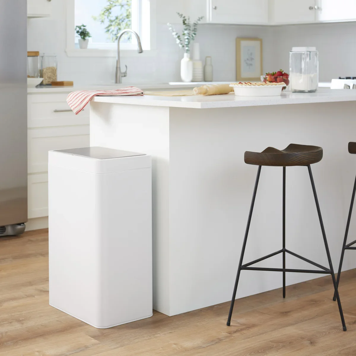 NEW - Kohler 48L Motion Sensor Trash Can White - Image 3