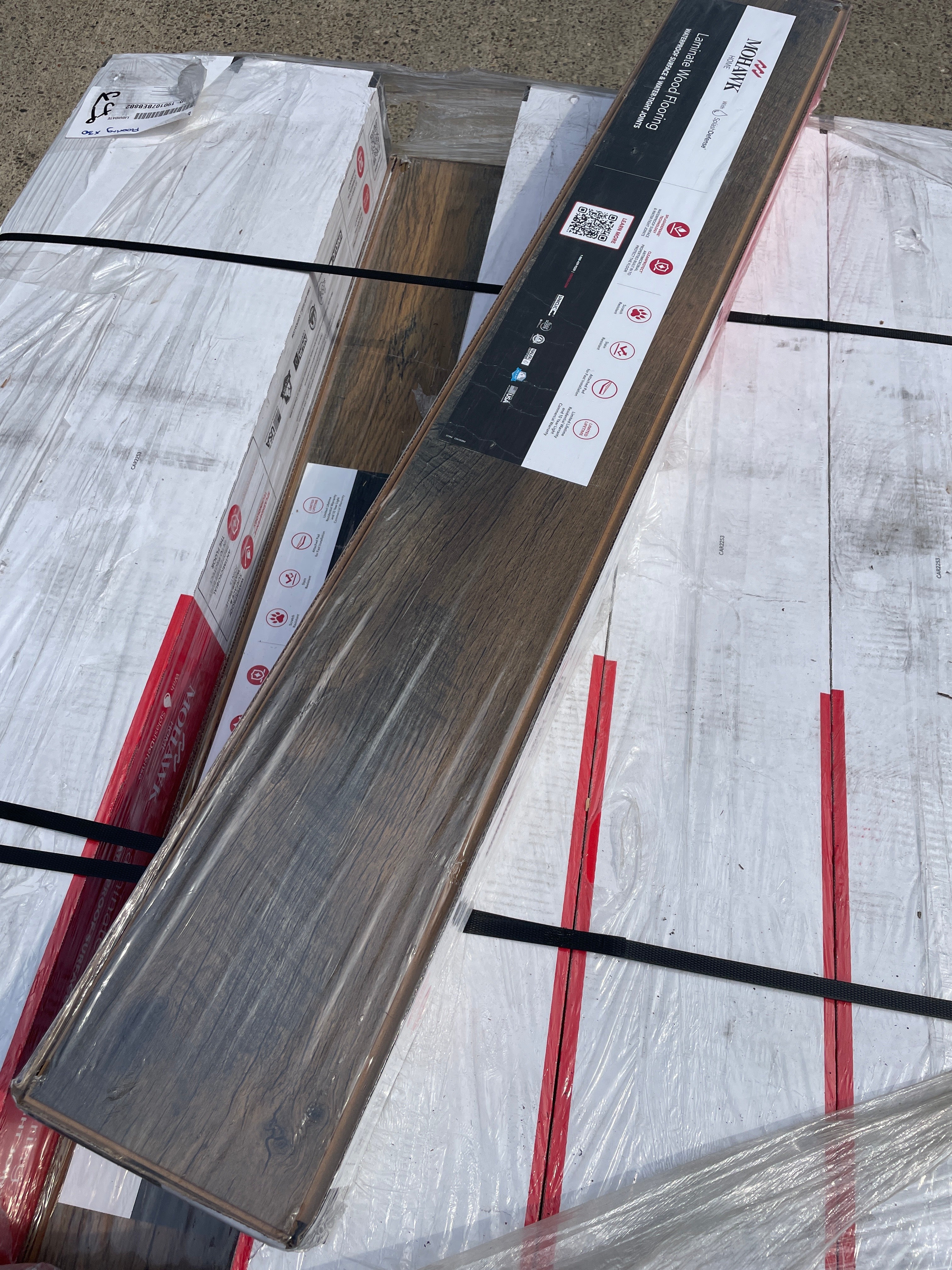 30 Boxes - Mohawk Home Townview Oak 12MM Thick 6.1in X 47.2in AC4 Waterproof Surface Laminate Wood Plank Flooring (18.14 sq ft/ctn) - Image 5