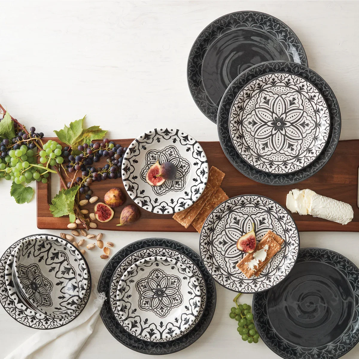 Melamine 12-piece Dinnerware Set- Retail $29 - Image 3