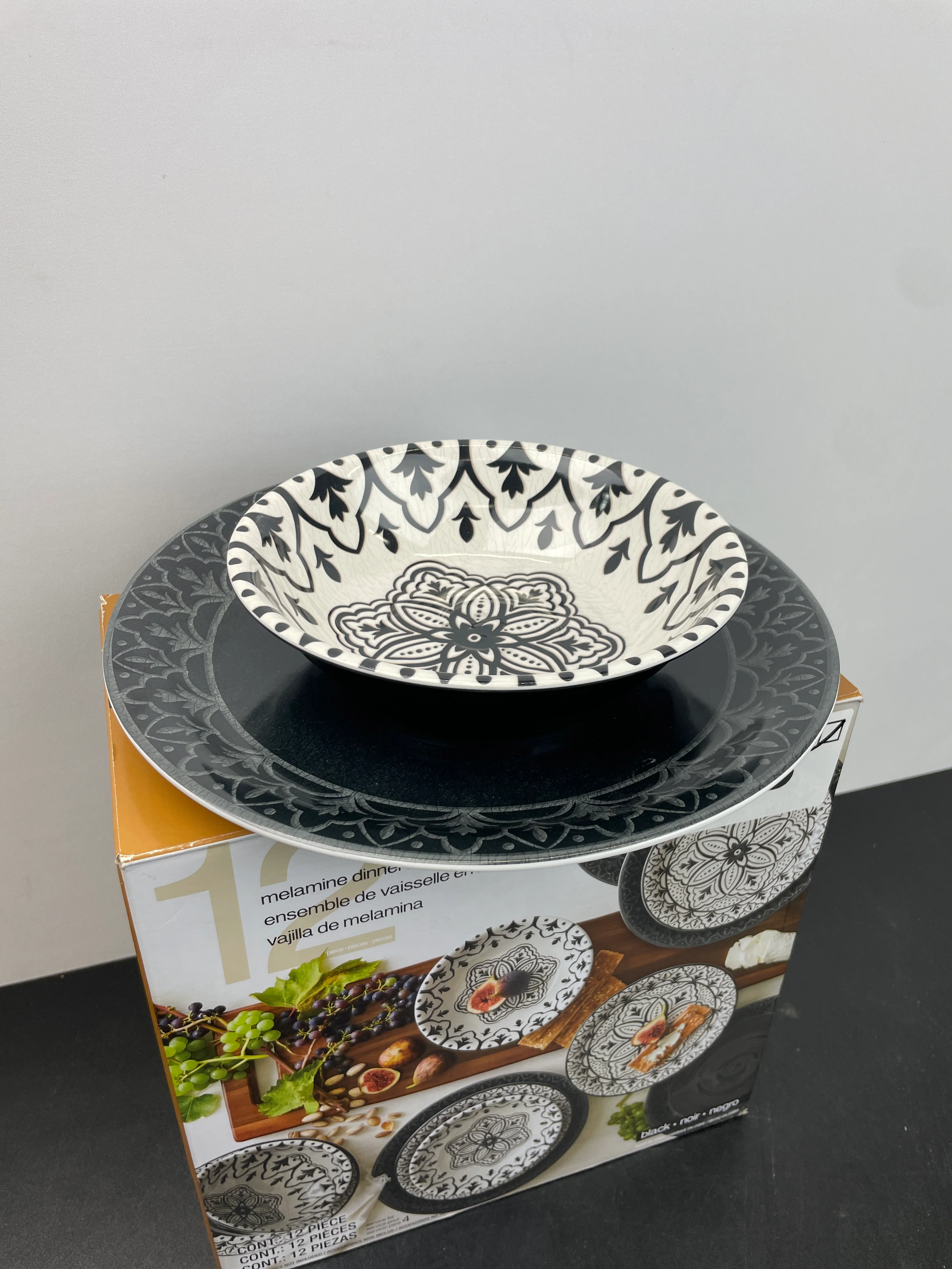 Melamine 12-piece Dinnerware Set- Retail $29 - Image 5