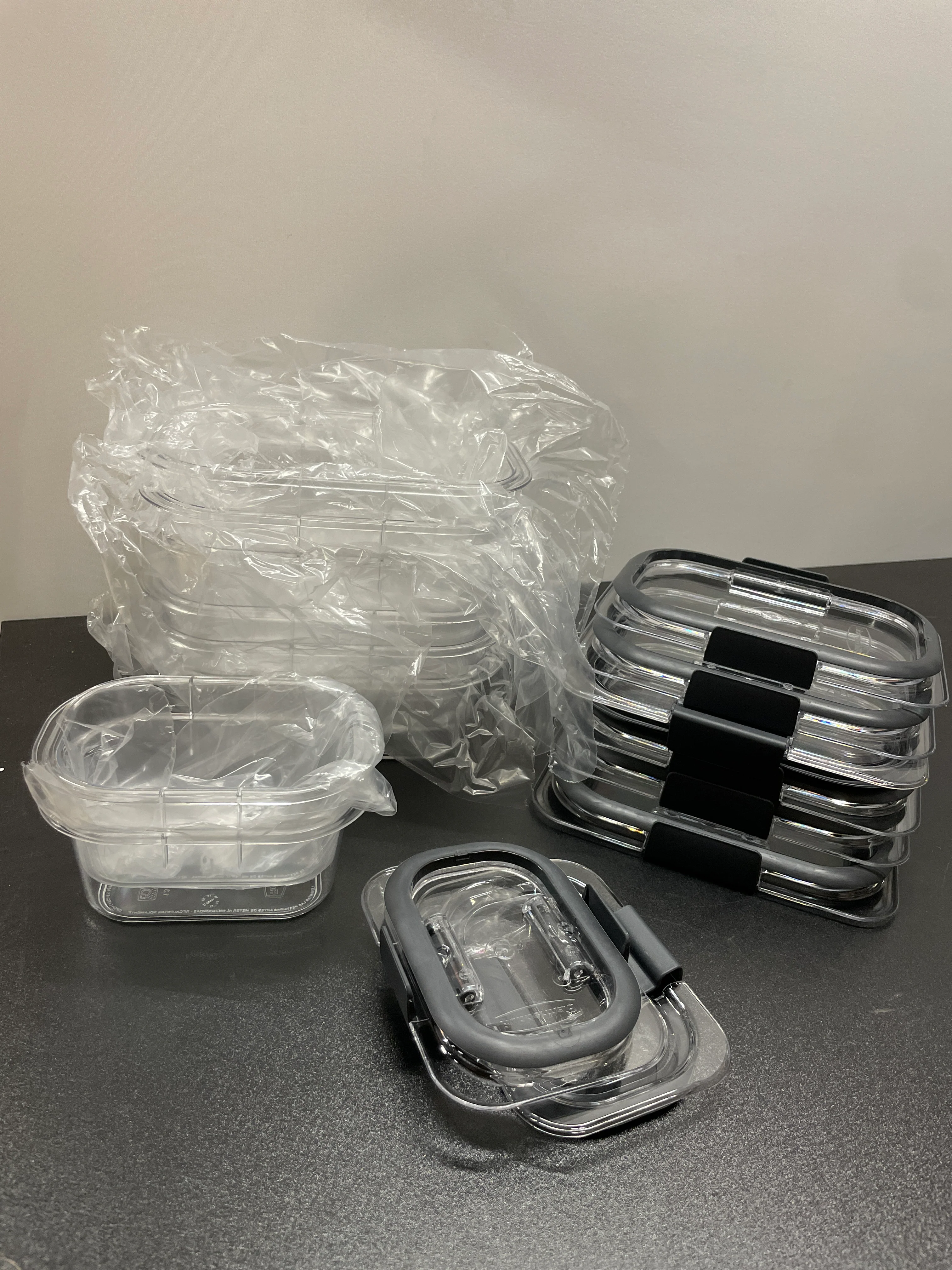 Rubbermaid Brilliance Plastic Food Storage Containers, Set of 16 - Retail $40 - Image 4