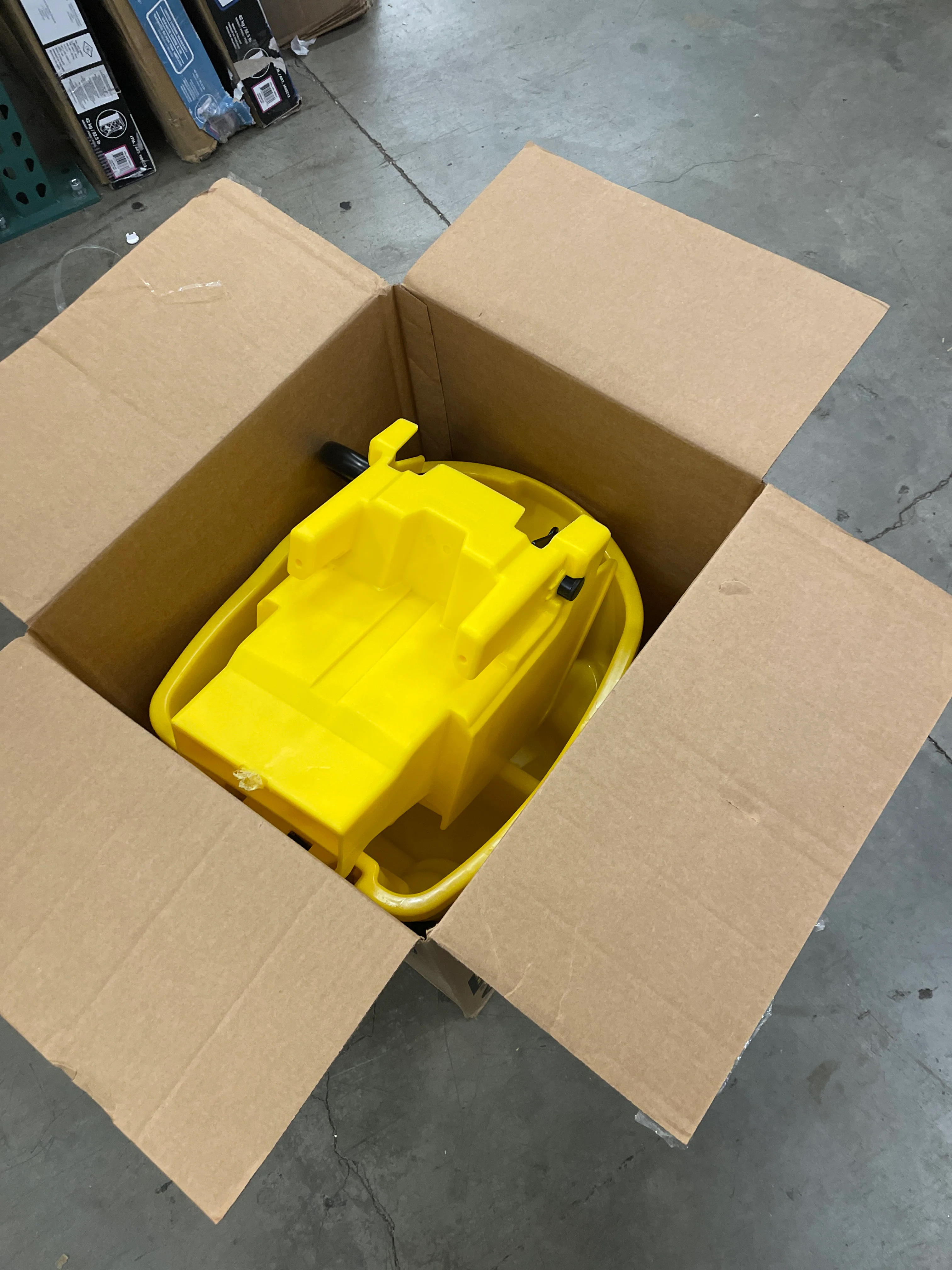 Rubbermaid Commercial WaveBrake Mop Bucket and Wringer, 26 Quart, Yellow - Retail $59 - Image 2