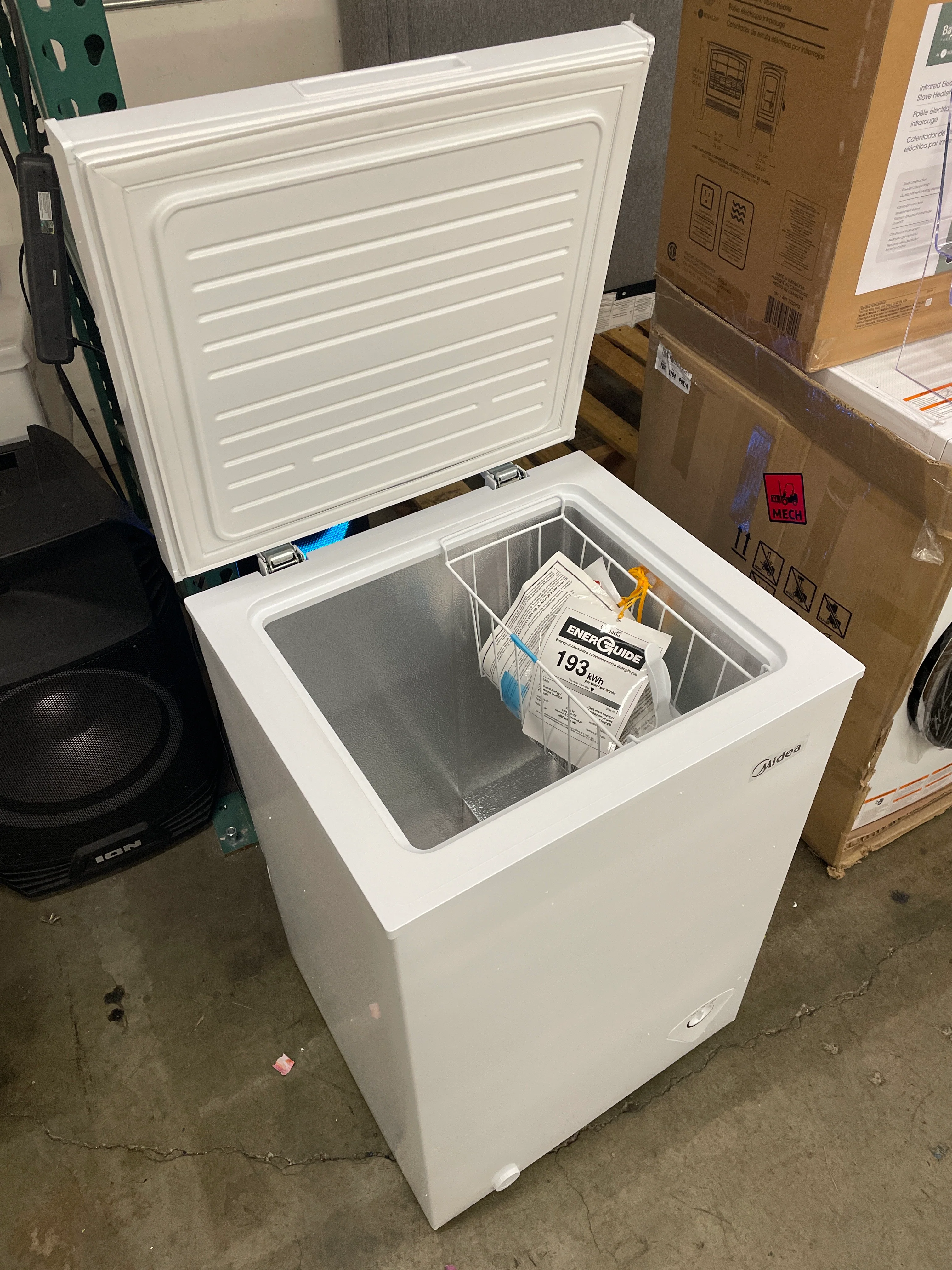 Midea MRC04M3AWW, White 3.5 cu. ft. Mini Freezer, Cubic Feet - Retail $199 - Image 3