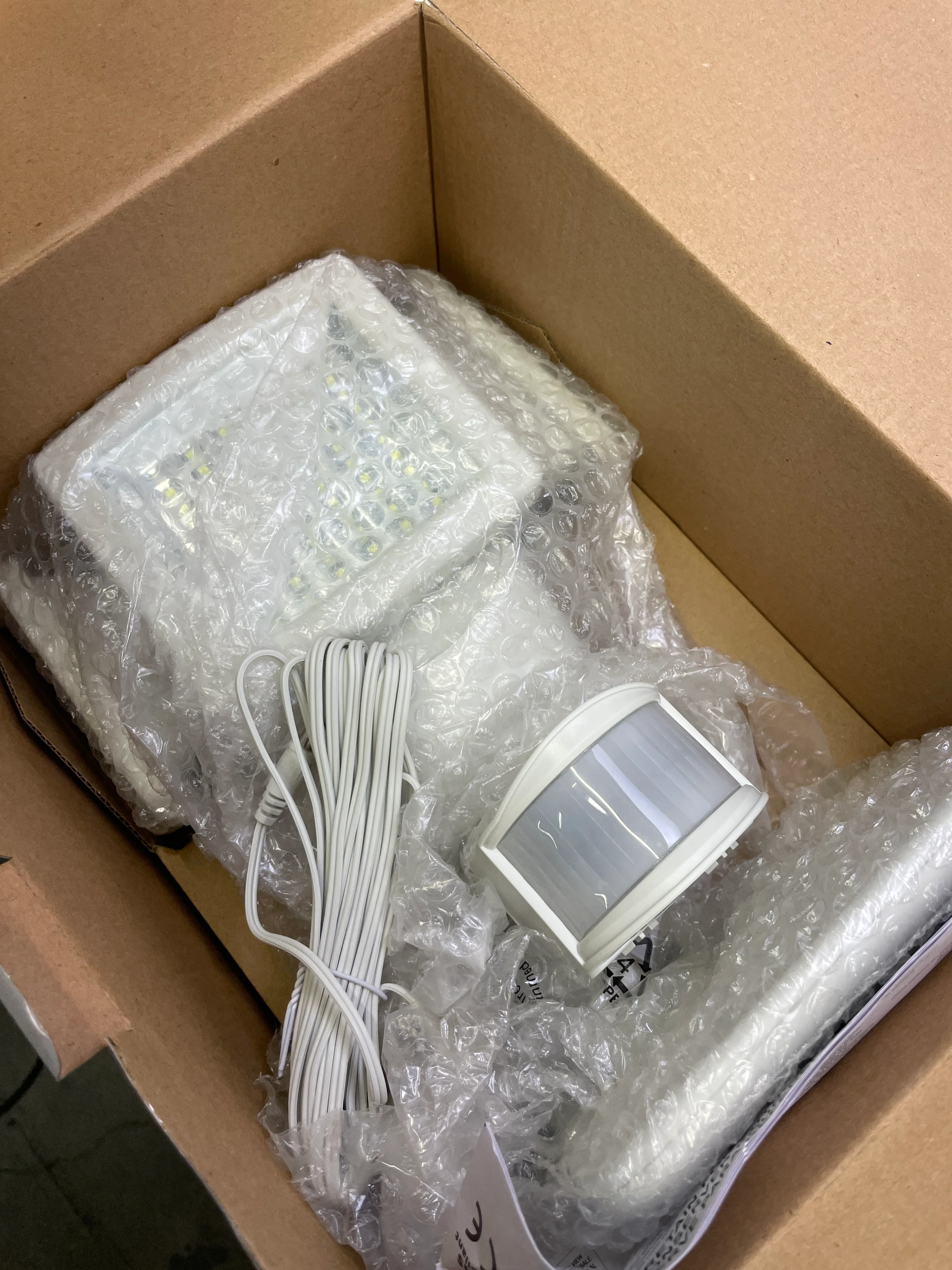 Sunforce Solar Triple Head Motion Activated Security Light 1500 Lumens - Image 3