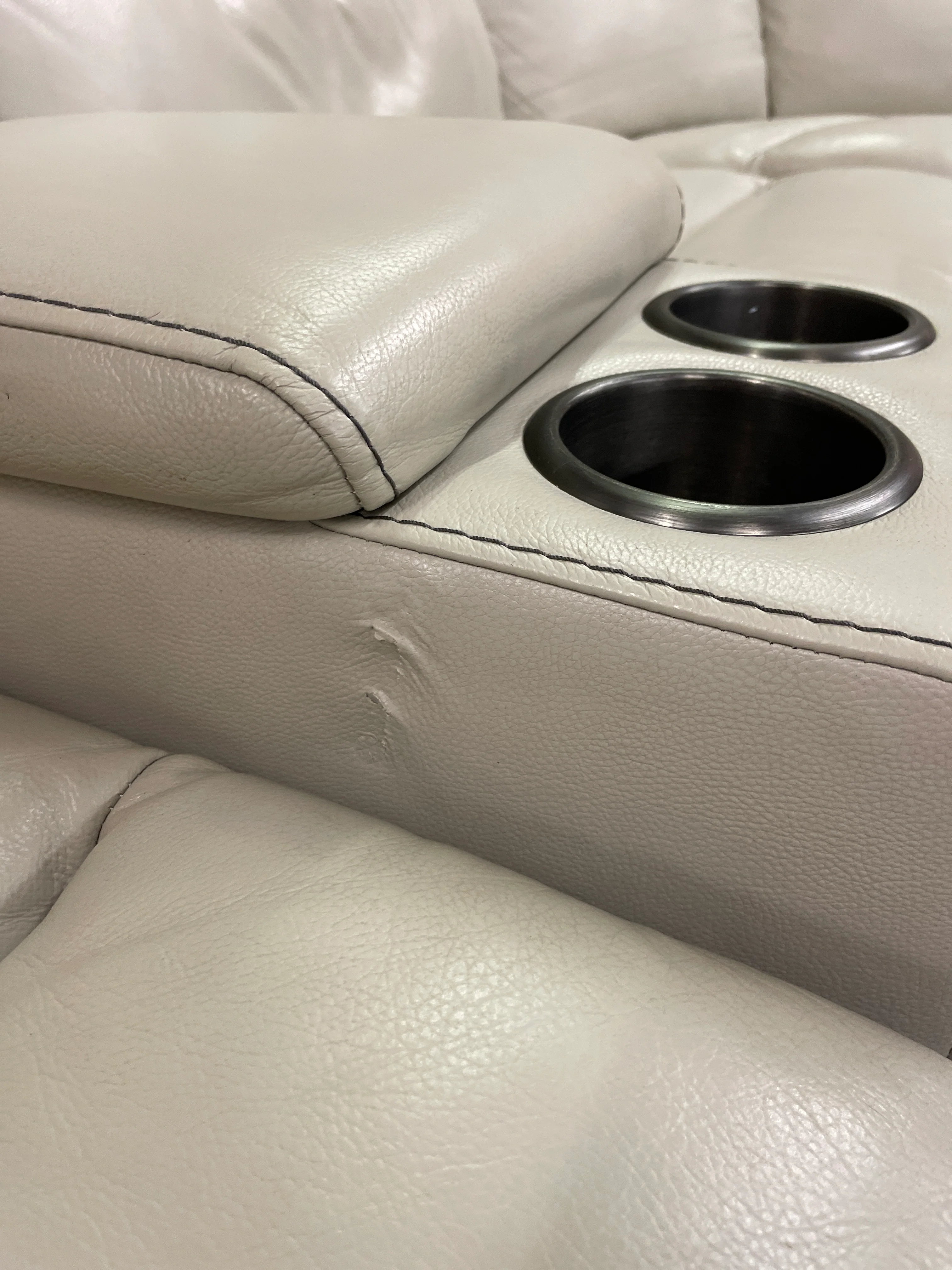 Costco - Gearhart 6-piece Leather Power Reclining Sectional with Power Headrests - Retail $2699 - Image 8