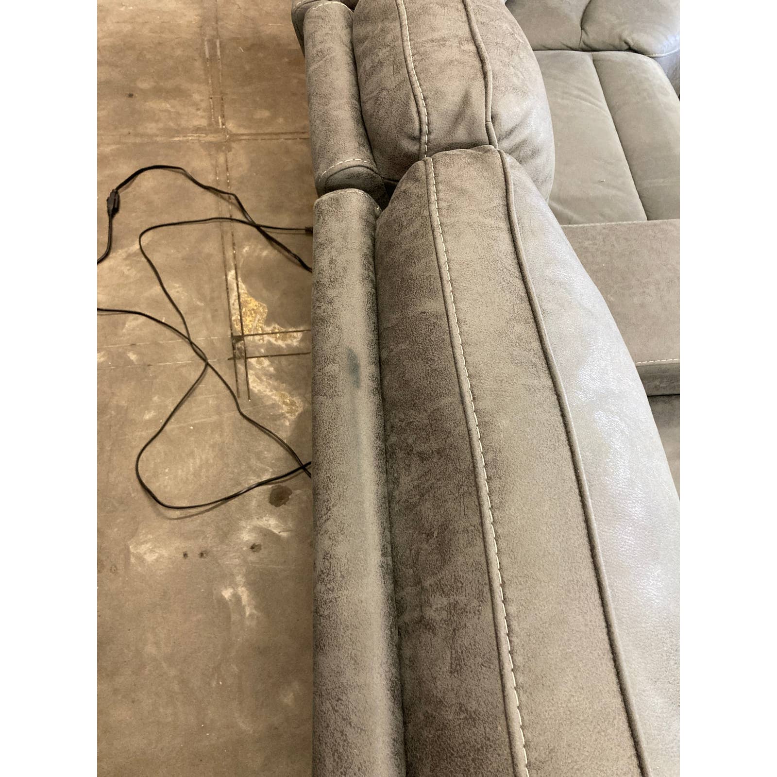 Costco - Sweeney 6-piece Fabric Power Reclining Sectional with Power Headrests - Retail $2199 - Image 6