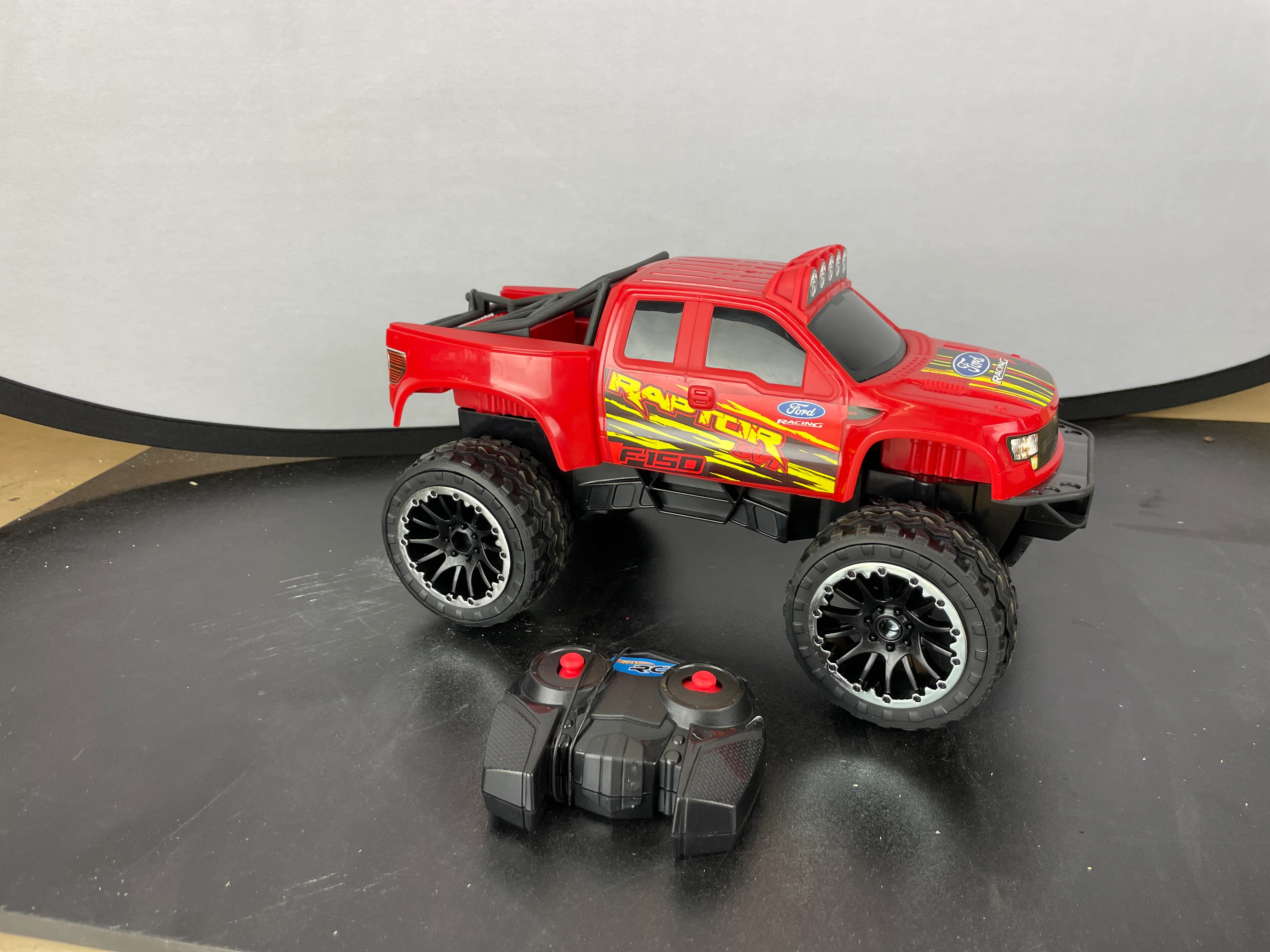 NEW - Hot Wheels RC Red Ford F-150, Full-Function Remote-Control Toy Truck, Large Wheels & High-Performance Engine, 2.4 Ghz with Range of 65Ft - Retail $39 - Image 2