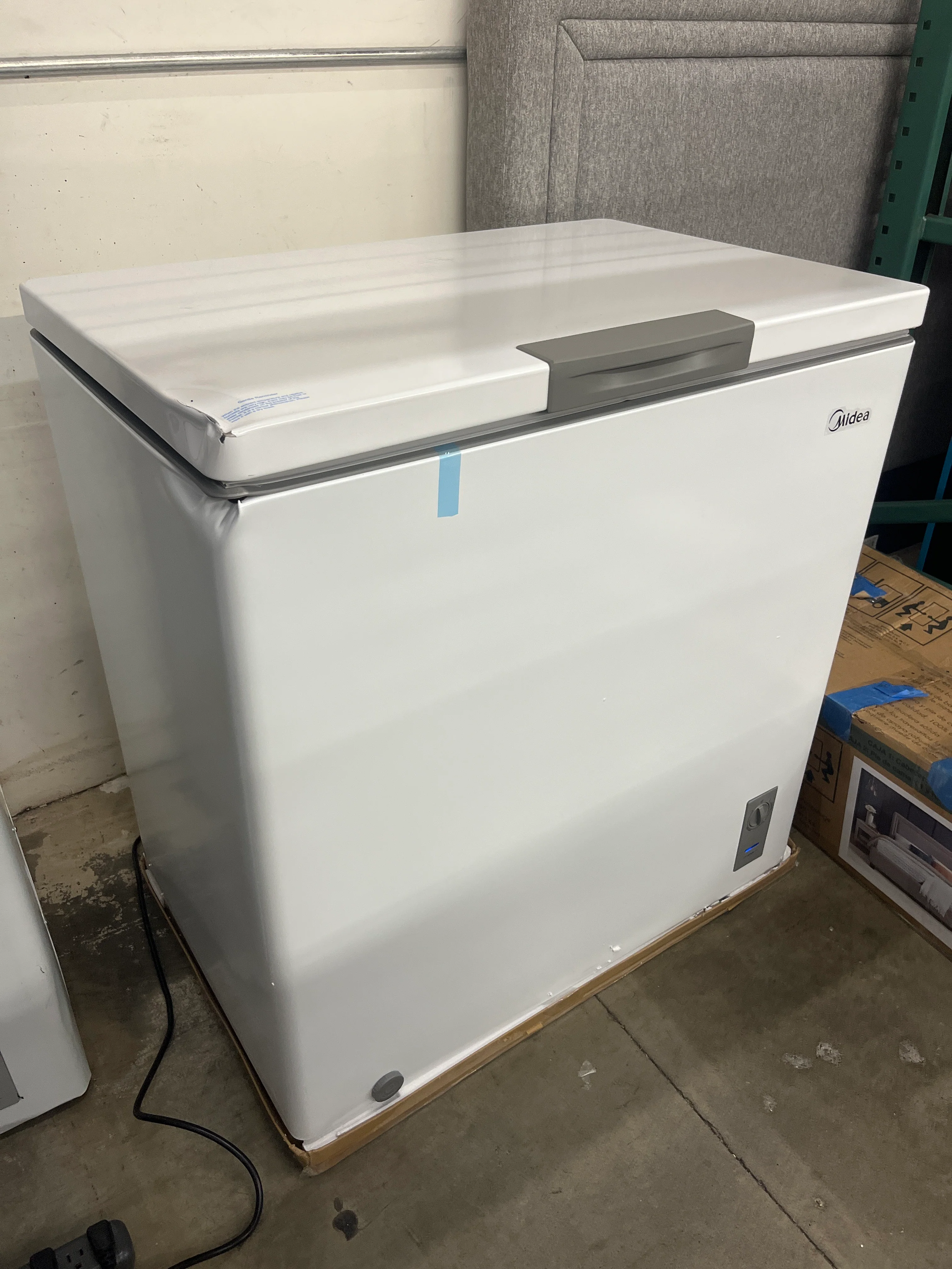 NEW w/ dmg - Midea Convertible Chest Freezer with Interior LED Light, 7.0 cu ft - Retail $269 (Copy) - Image 2