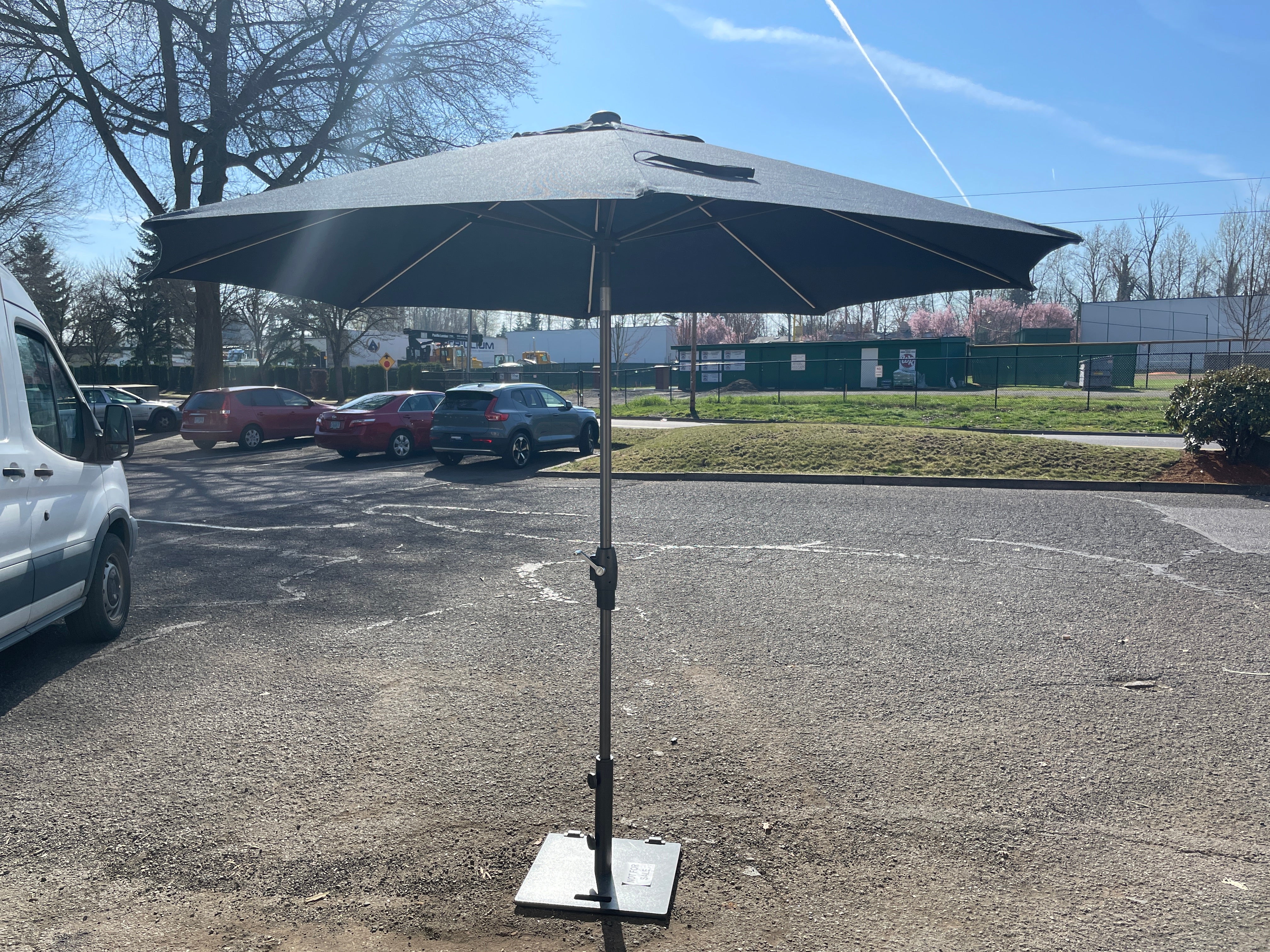 Sunvilla 10' Navy Blue Round Solar LED Market Umbrella - Image 3